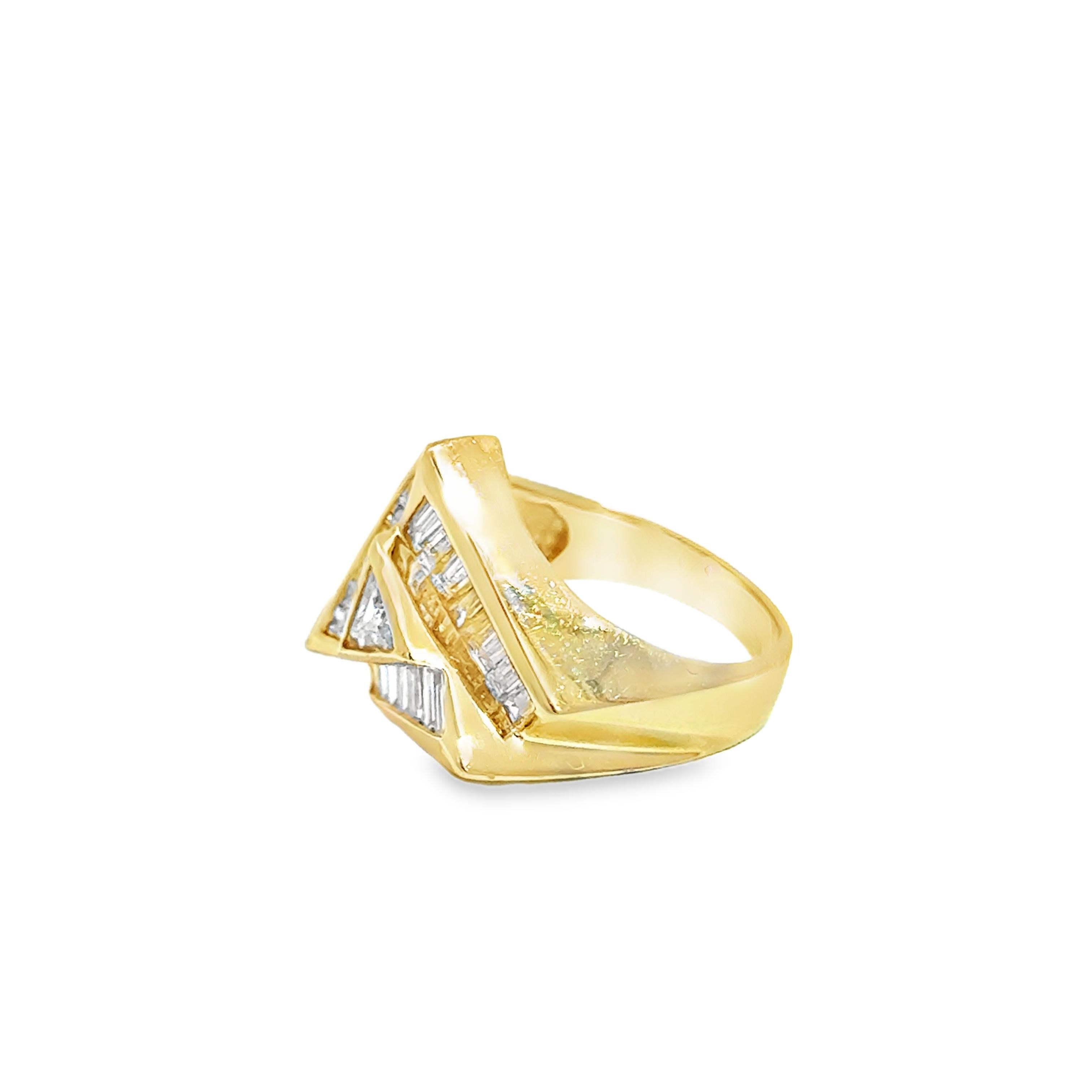 Bague géométrique en or jaune 14K avec diamants trillion et baguette - 1.8 en vente 1