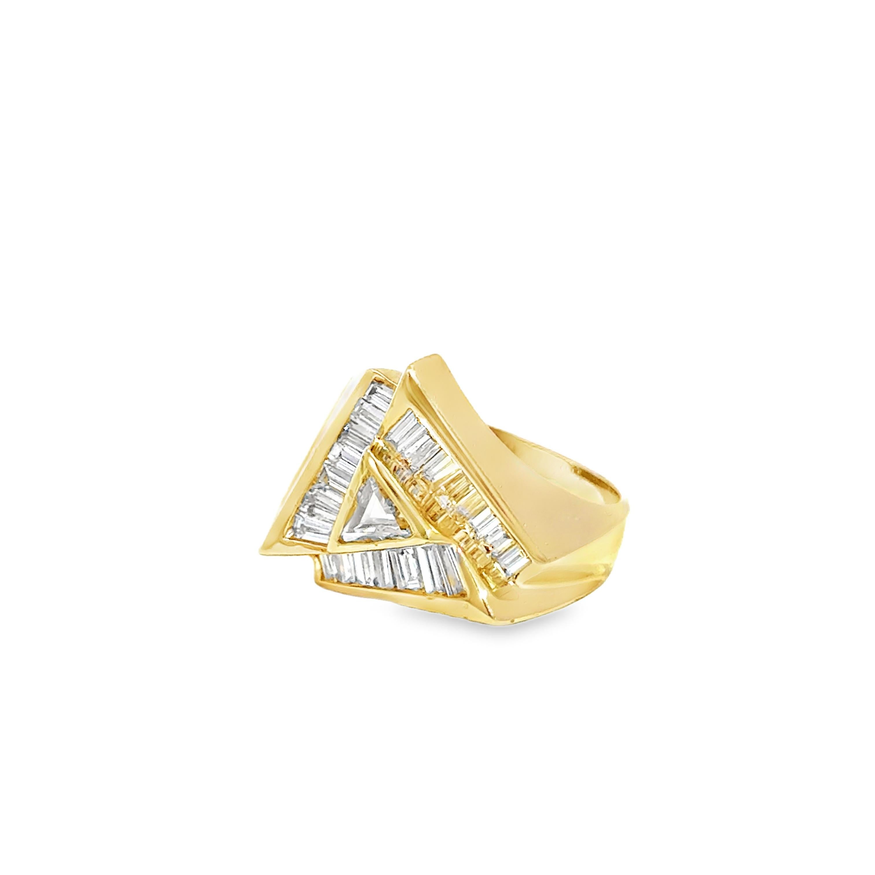 Bague géométrique en or jaune 14K avec diamants trillion et baguette - 1.8 en vente 2