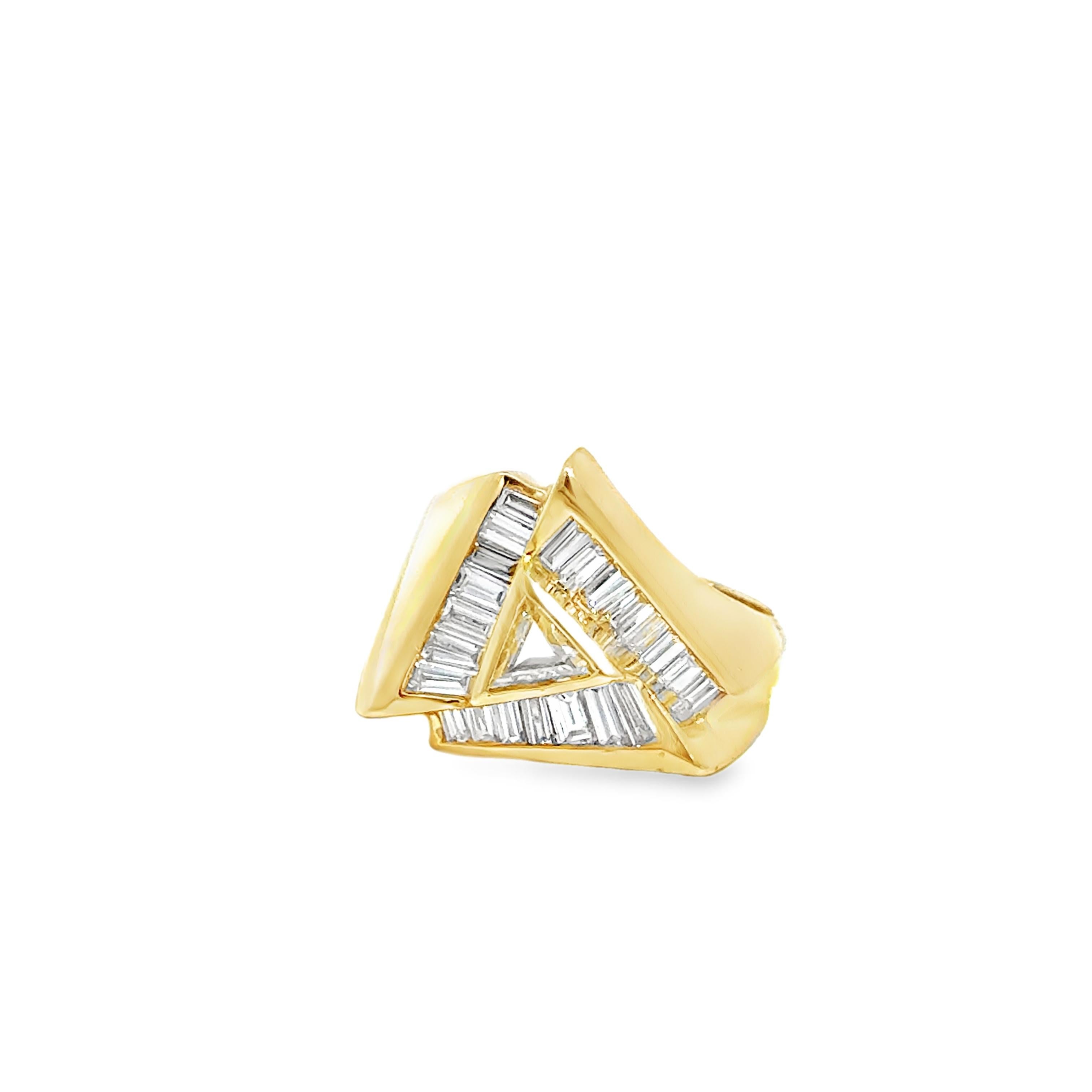 Bague géométrique en or jaune 14K avec diamants trillion et baguette - 1.8 en vente 3