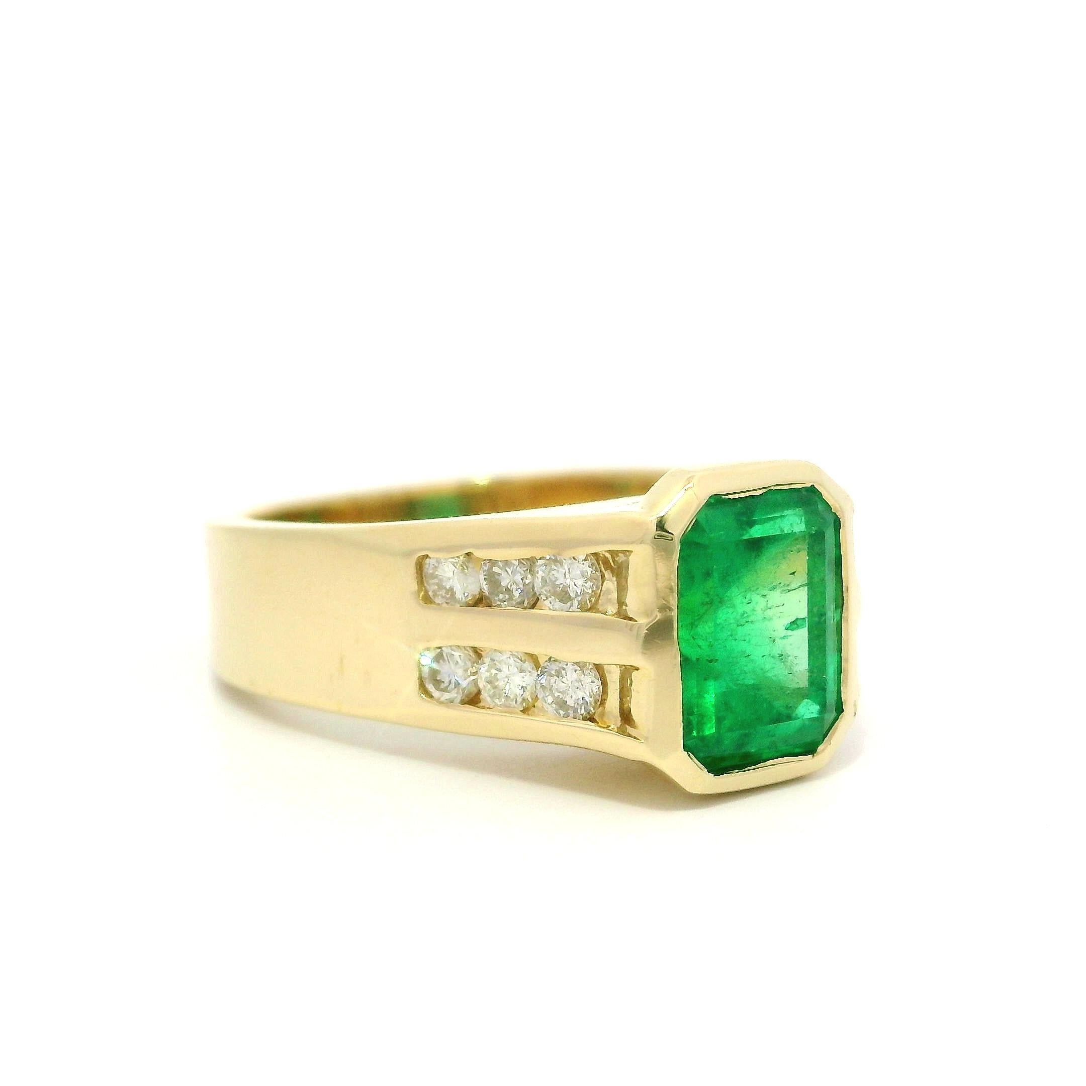 Bague en or jaune 14k GIA 2.29ctw Bezel Set Colombian Emerald Diamond Sides Band en vente 5