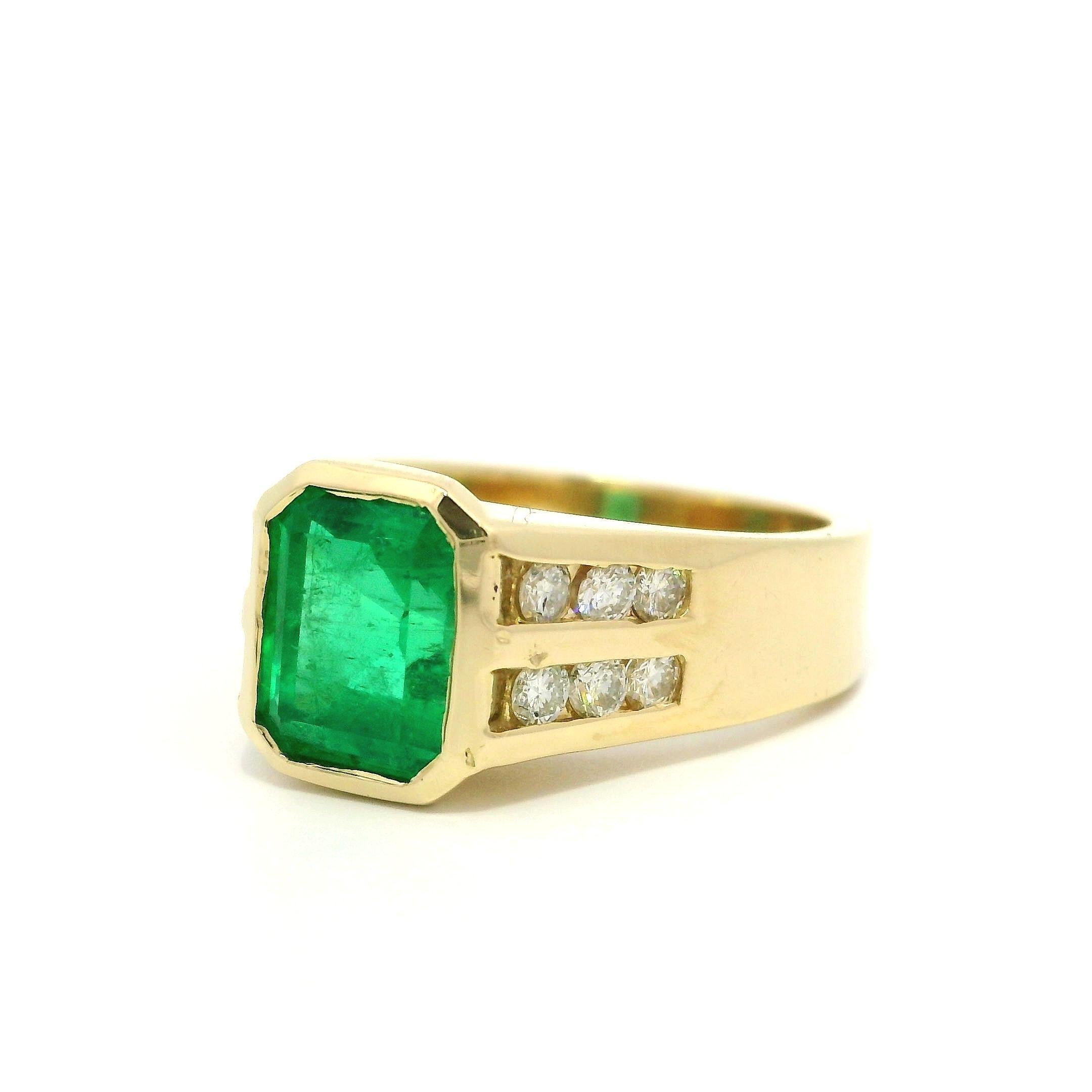 Bague en or jaune 14k GIA 2.29ctw Bezel Set Colombian Emerald Diamond Sides Band en vente 6