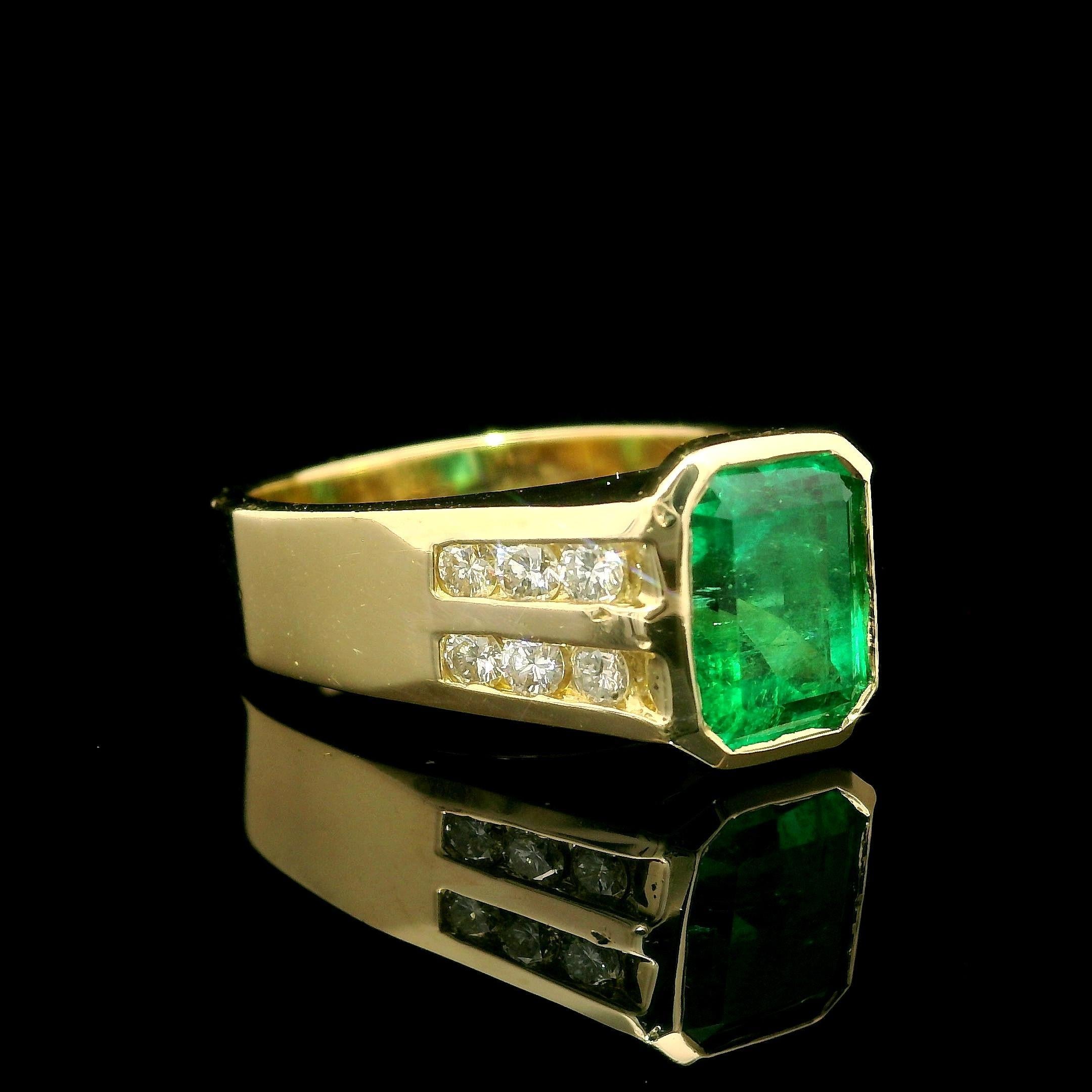 Bague en or jaune 14k GIA 2.29ctw Bezel Set Colombian Emerald Diamond Sides Band en vente 7
