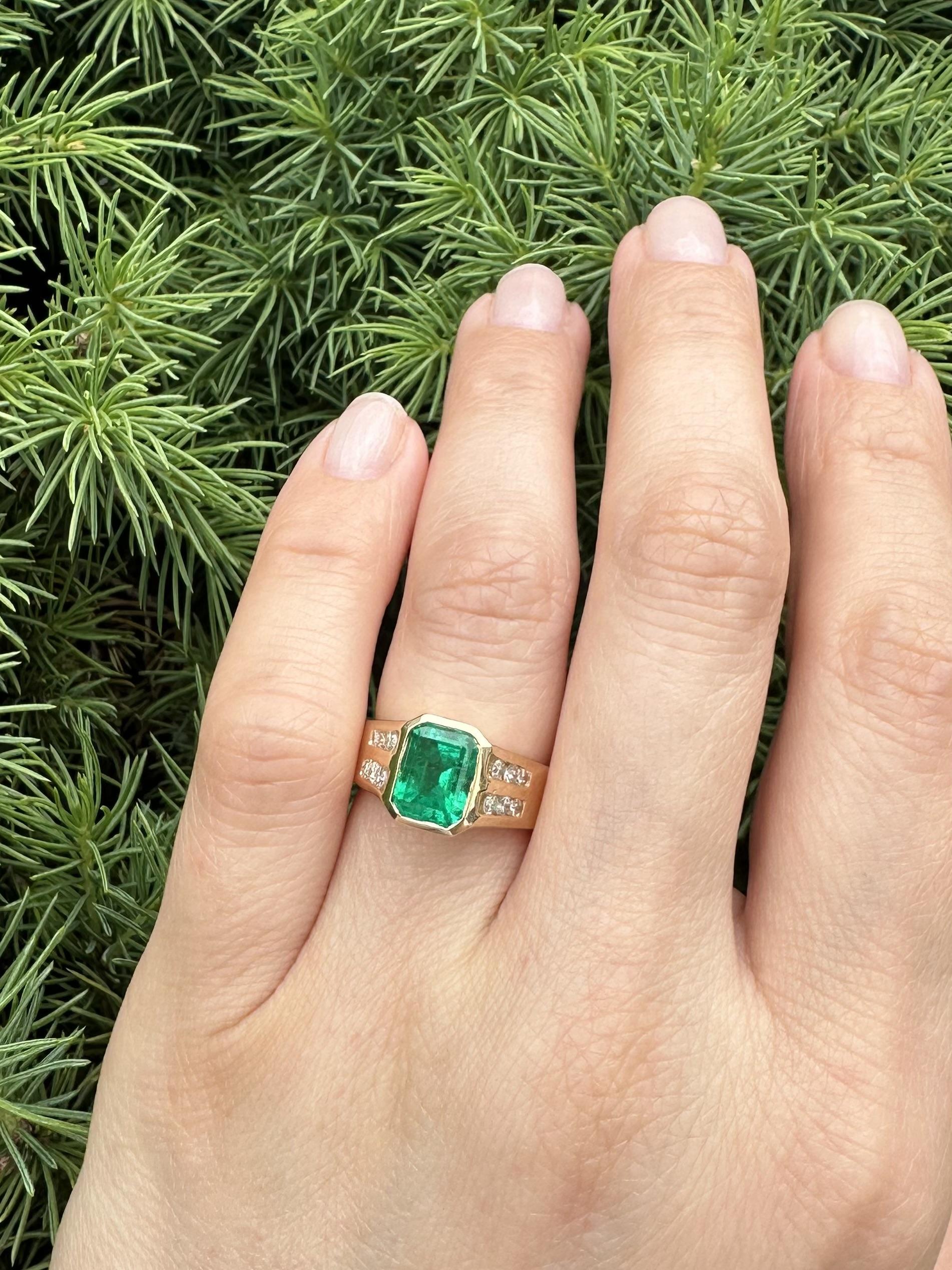 Bague en or jaune 14k GIA 2.29ctw Bezel Set Colombian Emerald Diamond Sides Band en vente 8
