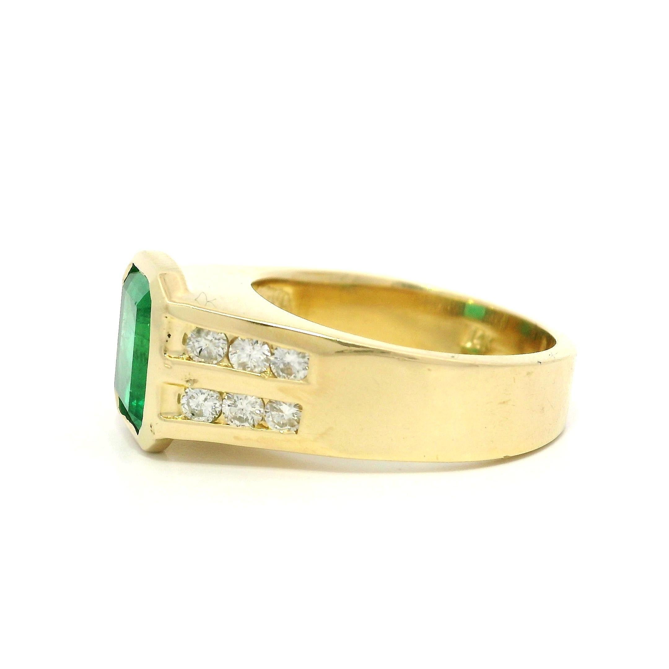 Bague en or jaune 14k GIA 2.29ctw Bezel Set Colombian Emerald Diamond Sides Band Excellent état - En vente à Montclair, NJ