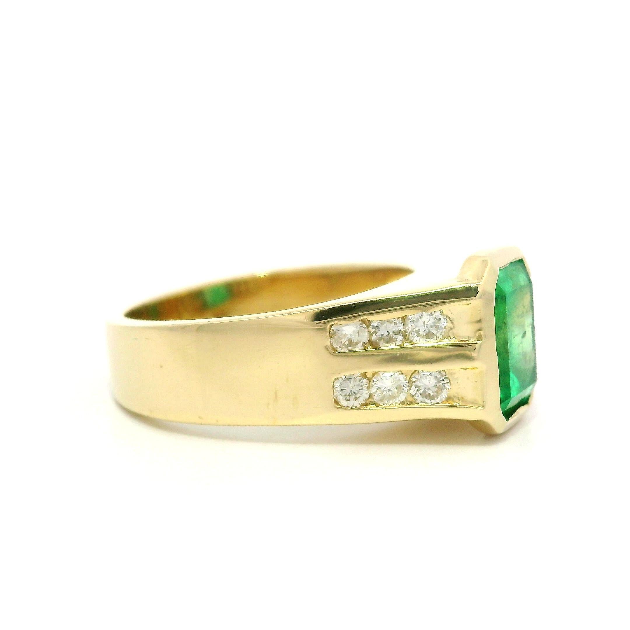 Bague en or jaune 14k GIA 2.29ctw Bezel Set Colombian Emerald Diamond Sides Band en vente 1