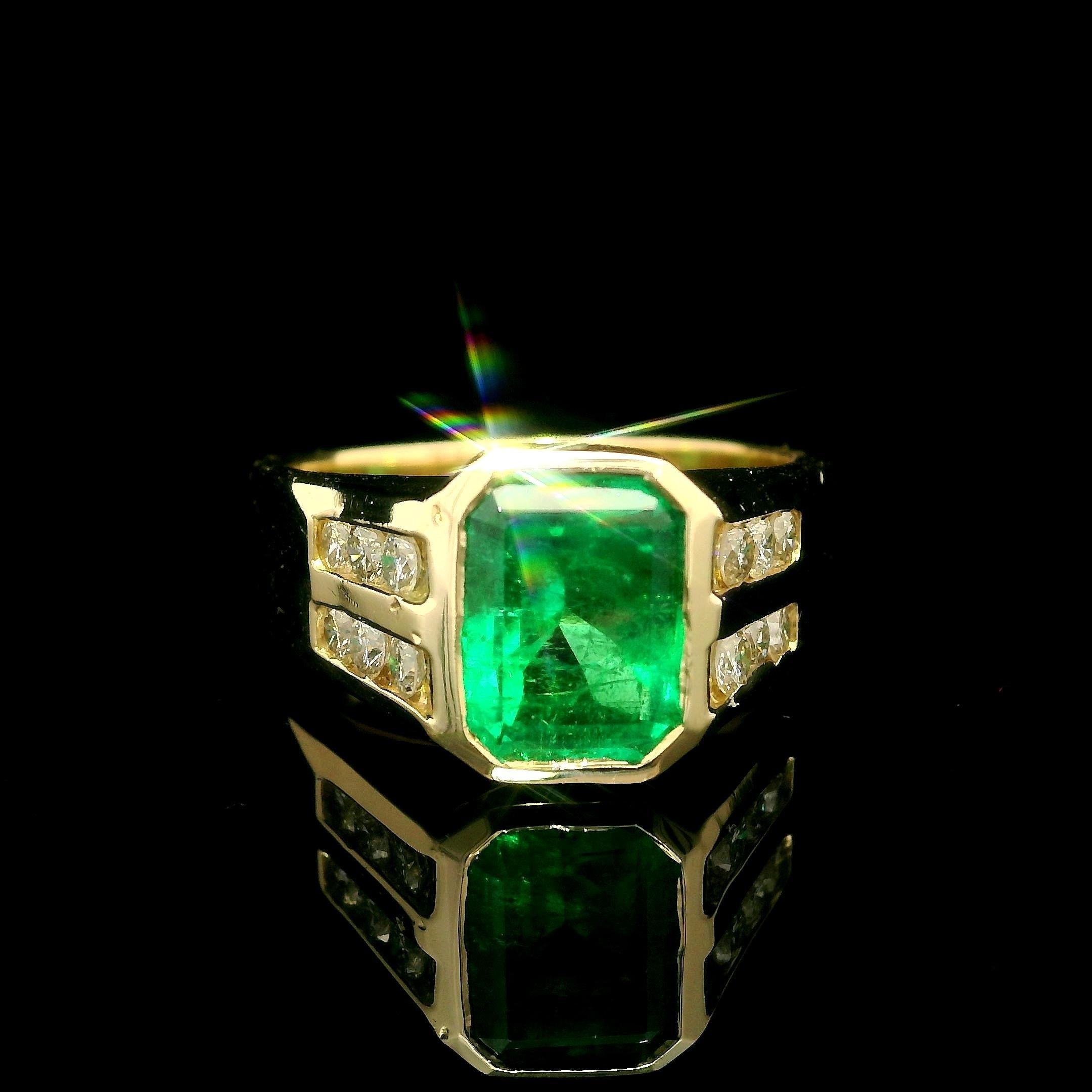 Bague en or jaune 14k GIA 2.29ctw Bezel Set Colombian Emerald Diamond Sides Band en vente 2