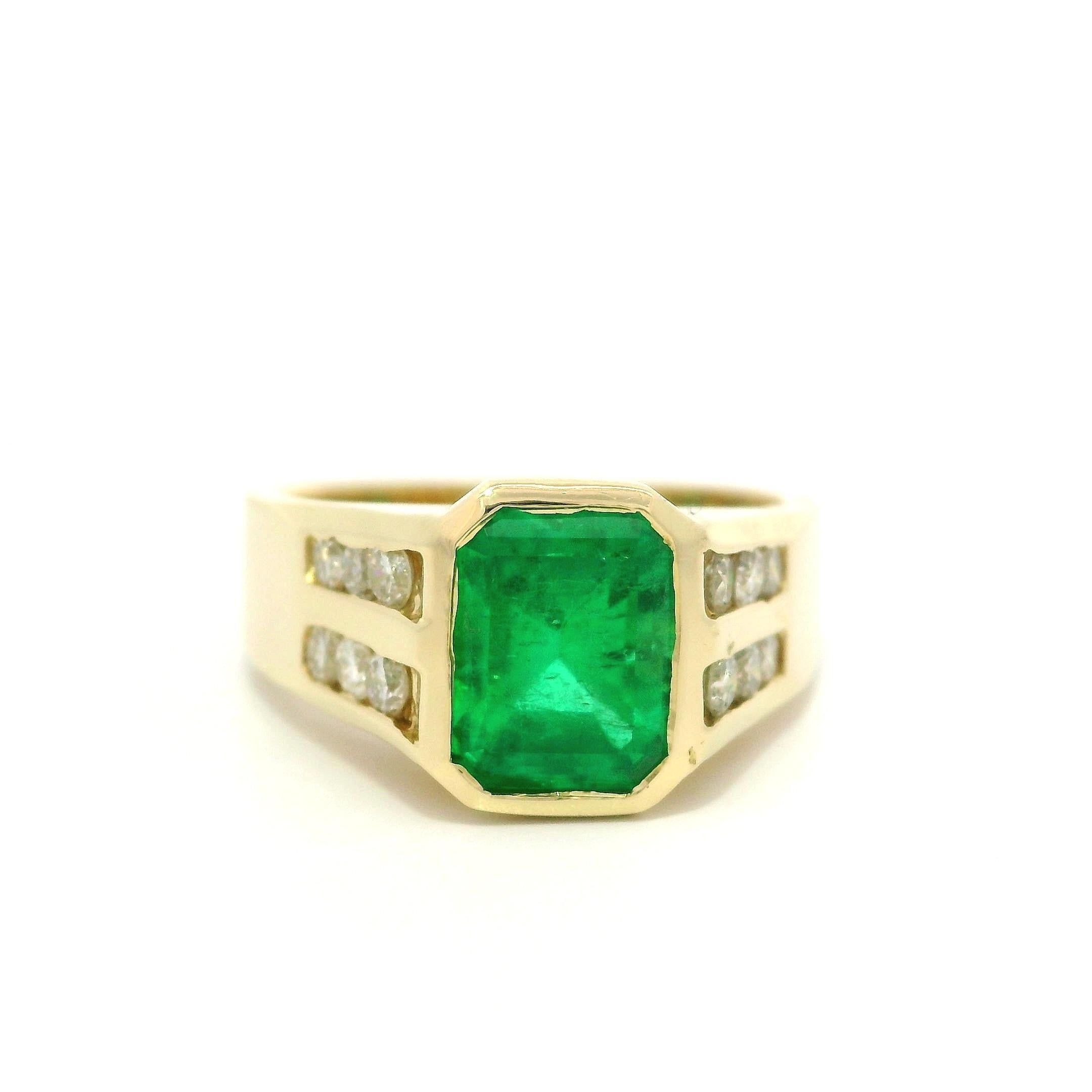 Bague en or jaune 14k GIA 2.29ctw Bezel Set Colombian Emerald Diamond Sides Band en vente 4