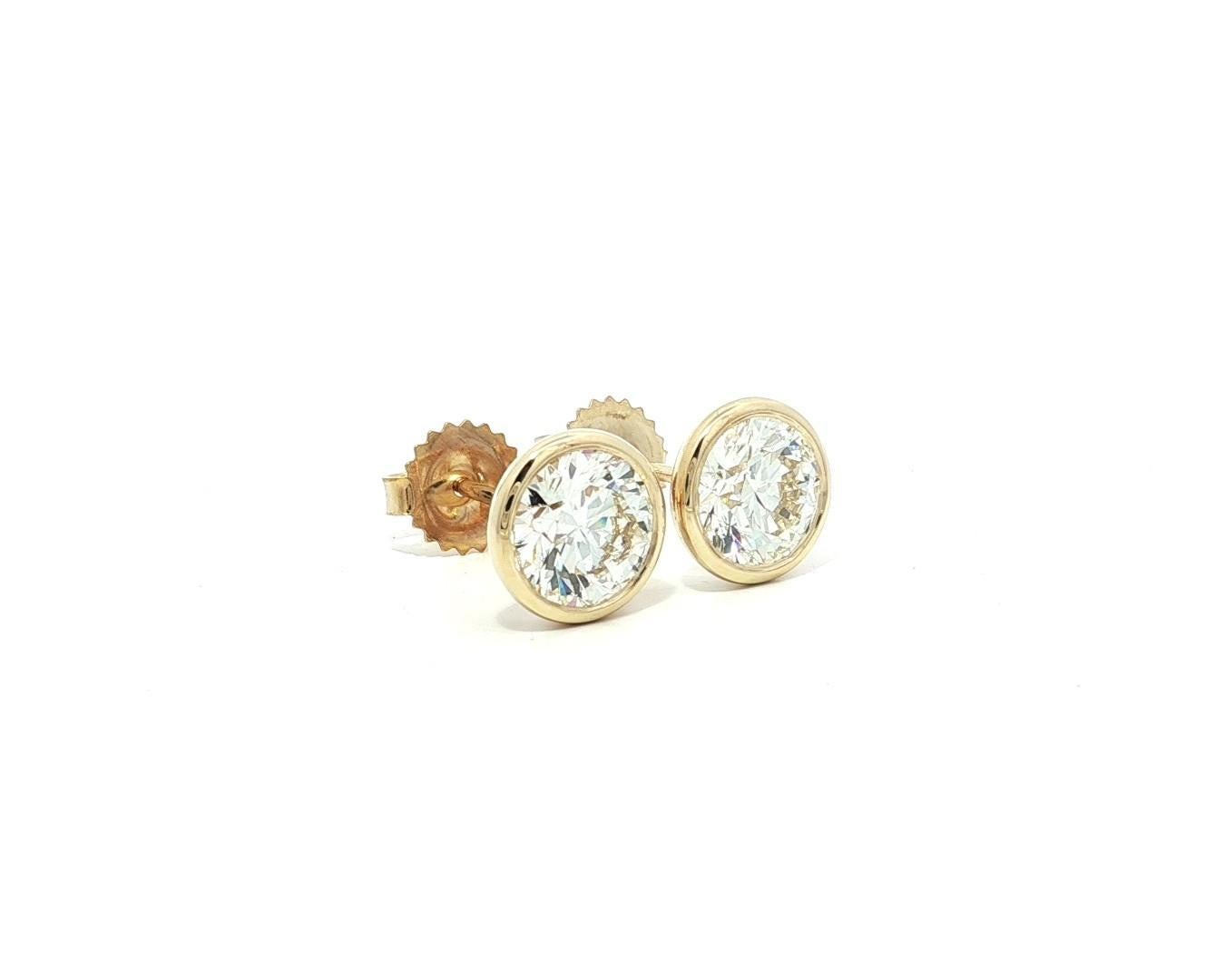 Taille brillant 14k Yellow Gold GIA 3.08ct J SI1 Round Bezel Martini Diamond 9mm Stud Earrings en vente