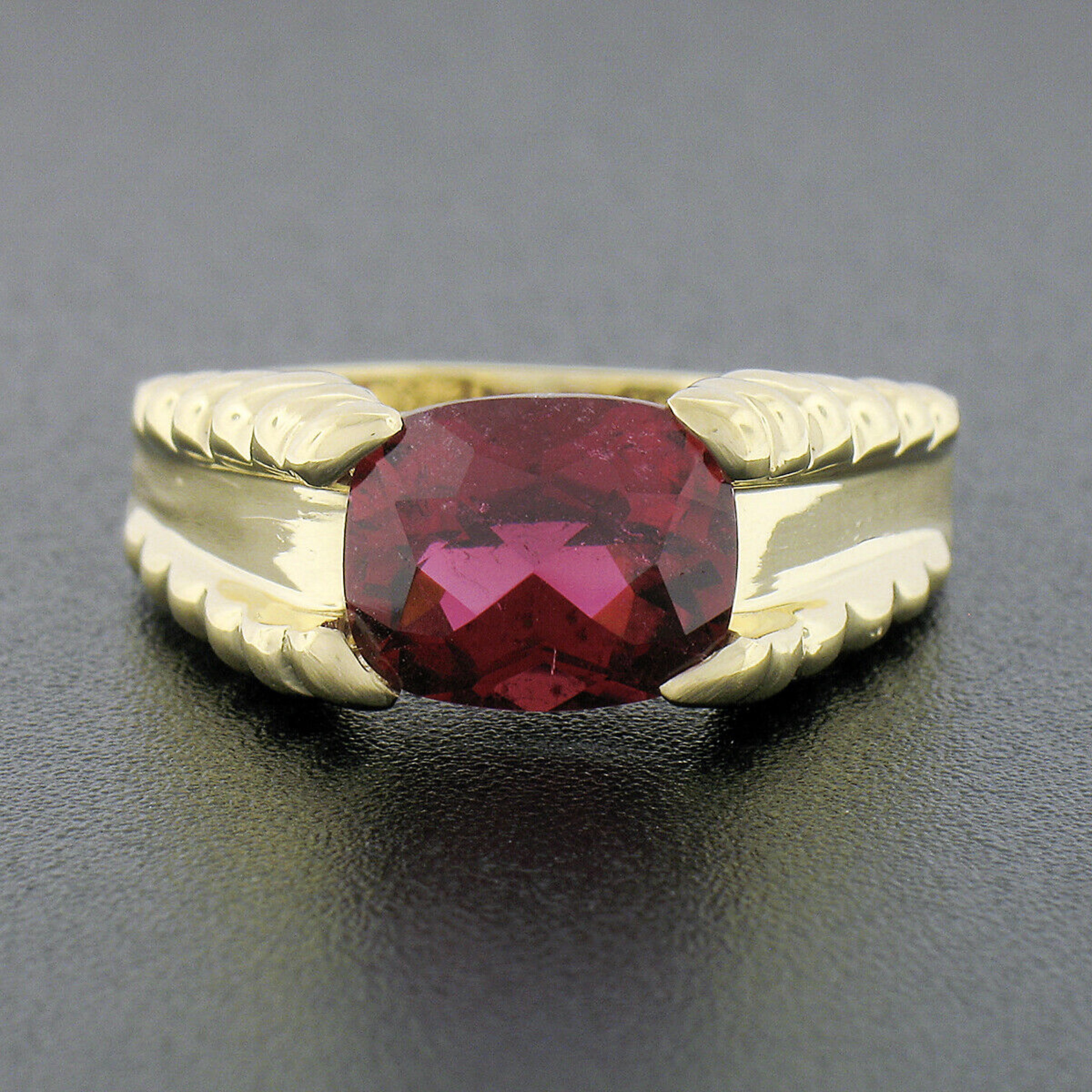Nous avons ici une magnifique bague sur mesure en or jaune 14 carats, avec un solitaire de tourmaline rubellite à couper le souffle, parfaitement serti au centre. La magnifique pierre de taille coussin pèse environ 3 carats et est certifiée par le