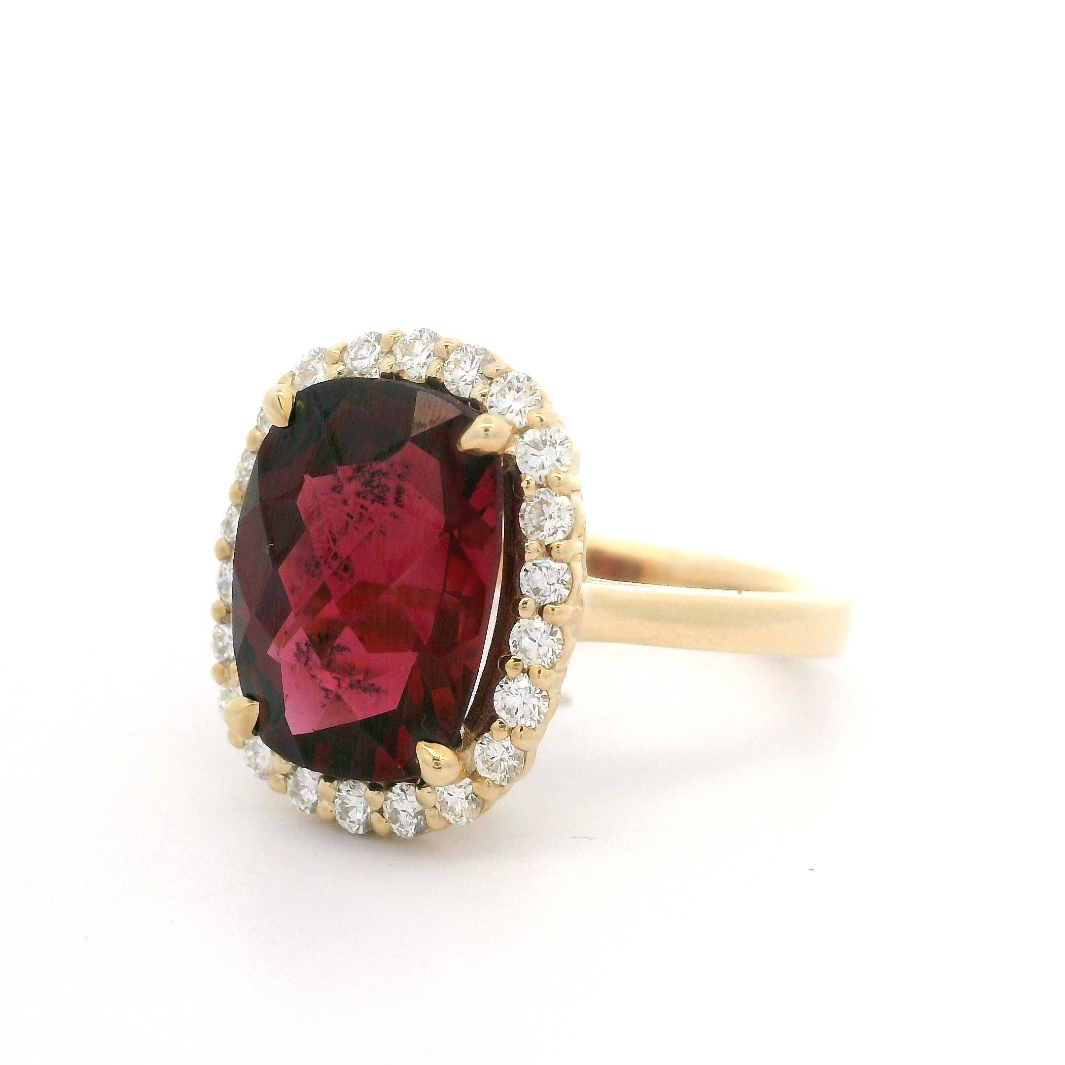 Anello aureolato con granato rosso a scacchiera e diamanti in oro giallo 14k GIA 6,80ctw in vendita 5