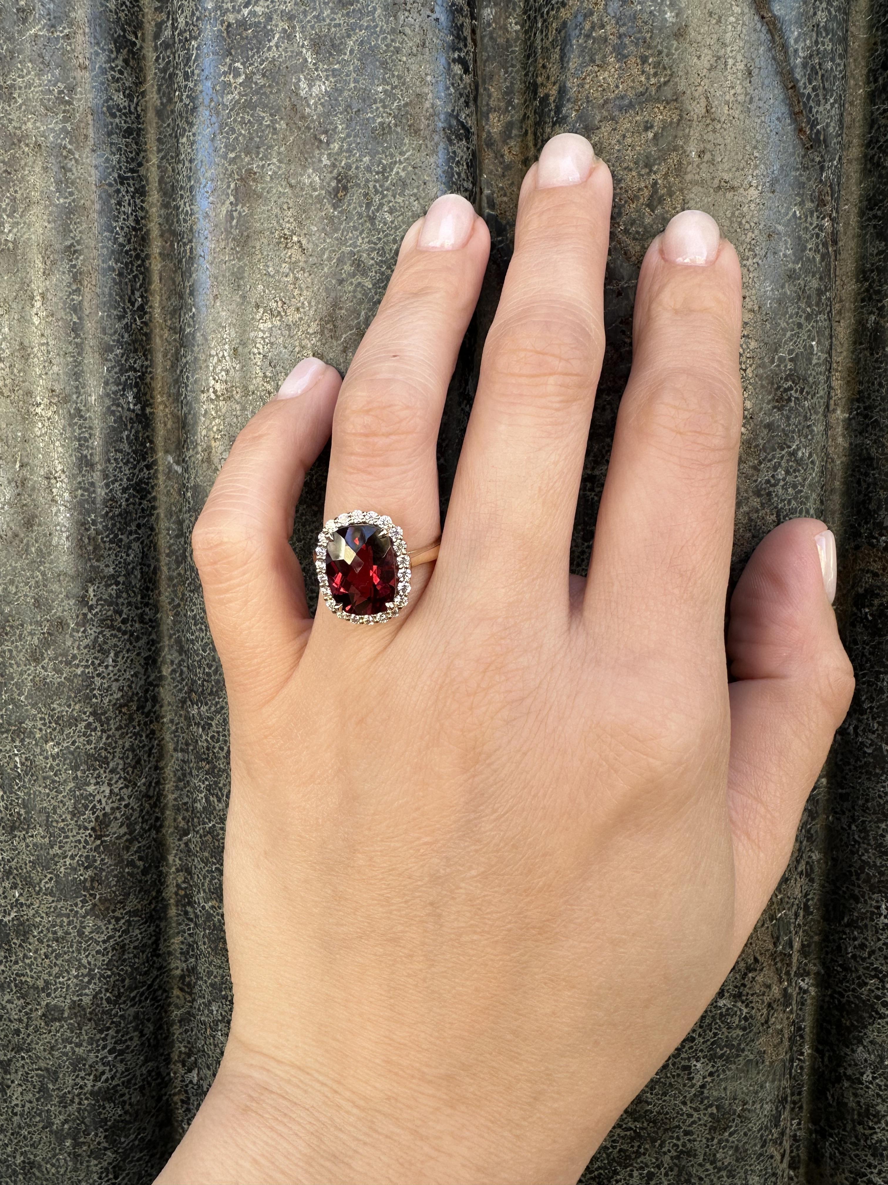 Anello aureolato con granato rosso a scacchiera e diamanti in oro giallo 14k GIA 6,80ctw in vendita 1