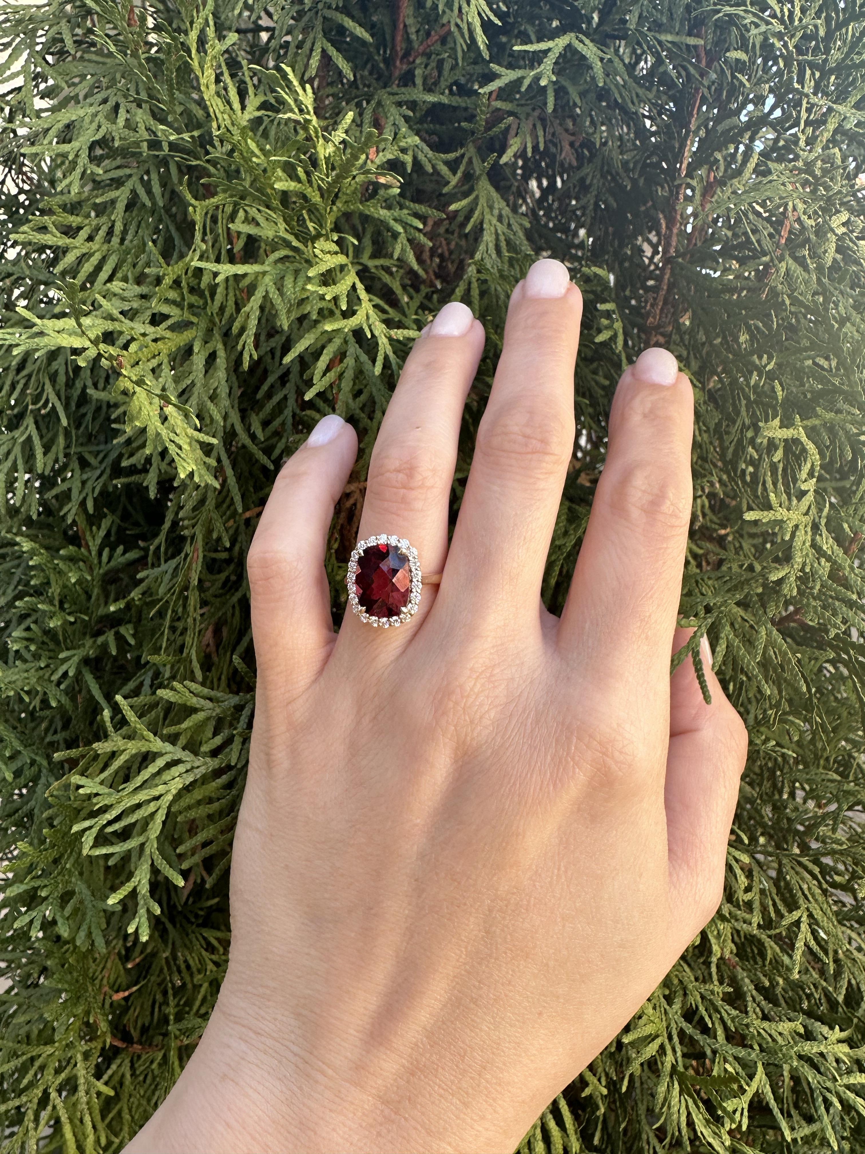 Anello aureolato con granato rosso a scacchiera e diamanti in oro giallo 14k GIA 6,80ctw in vendita 2