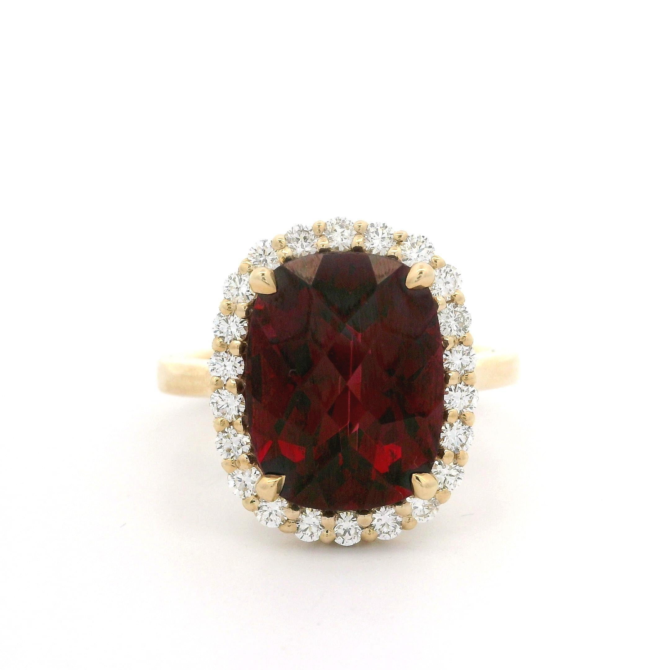 Anello aureolato con granato rosso a scacchiera e diamanti in oro giallo 14k GIA 6,80ctw in vendita 3