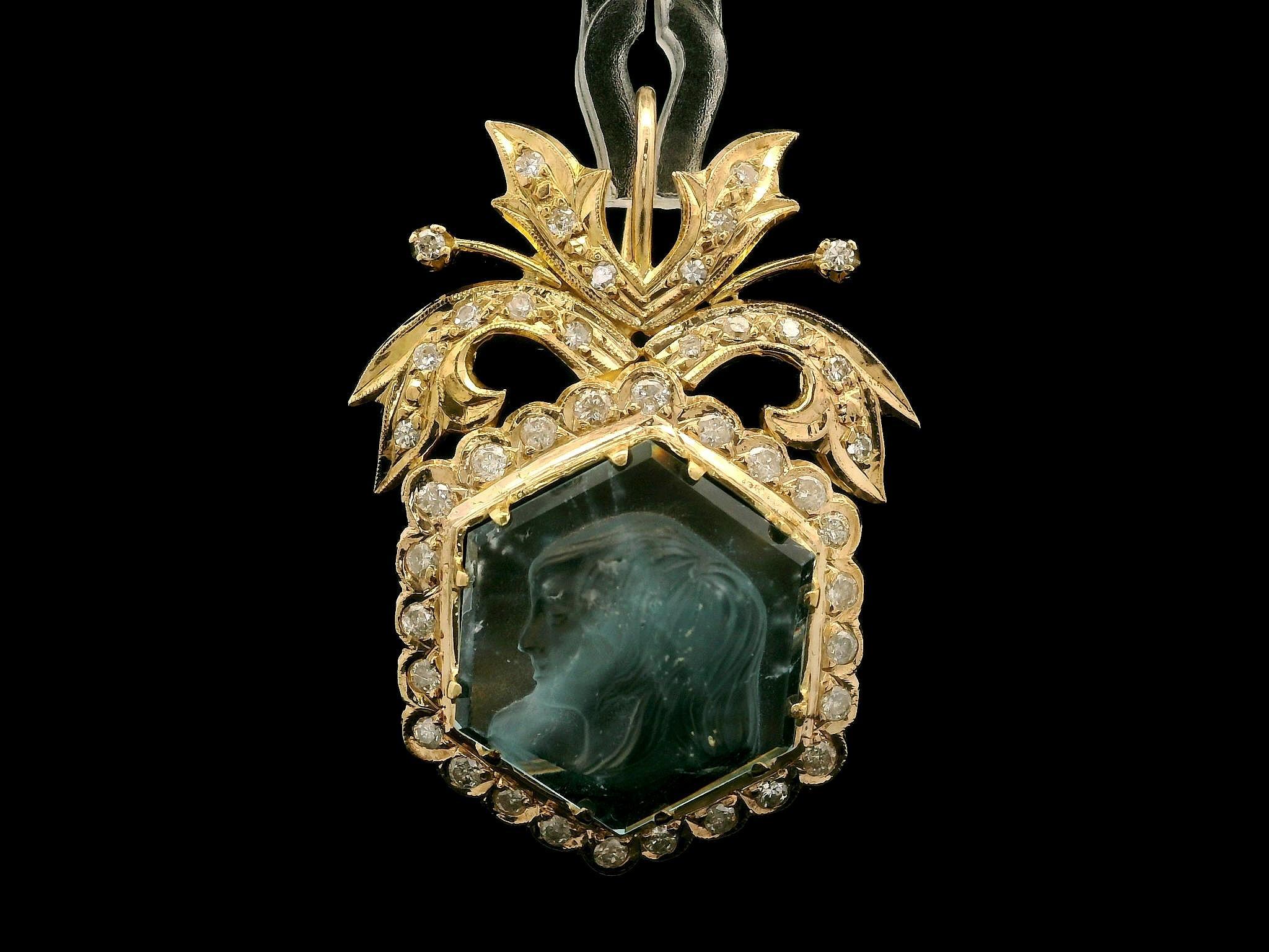 14k Gelbgold GIA geschnitzt Kamee Aquamarin Diamant Rahmen Pin Brosche Anhänger im Zustand „Hervorragend“ im Angebot in Montclair, NJ