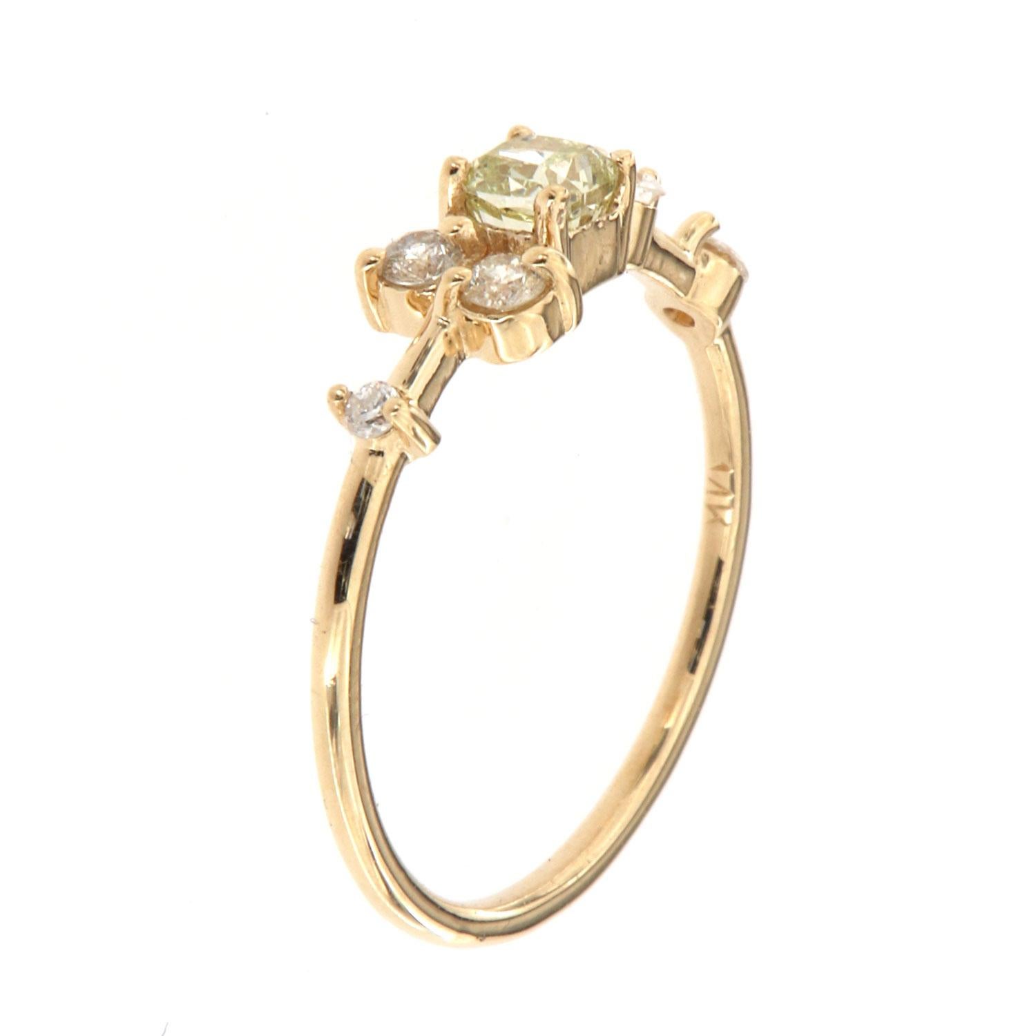 Dieser zierliche Ring aus 14 Karat Gelbgold ist mit fünf (5) runden Brillanten besetzt, die auf einem zarten 1,2 mm breiten Band verstreut sind. Ein perfekt quadratischer, GIA-zertifizierter gelber Diamant von 0,31 Karat in Kissenform befindet sich