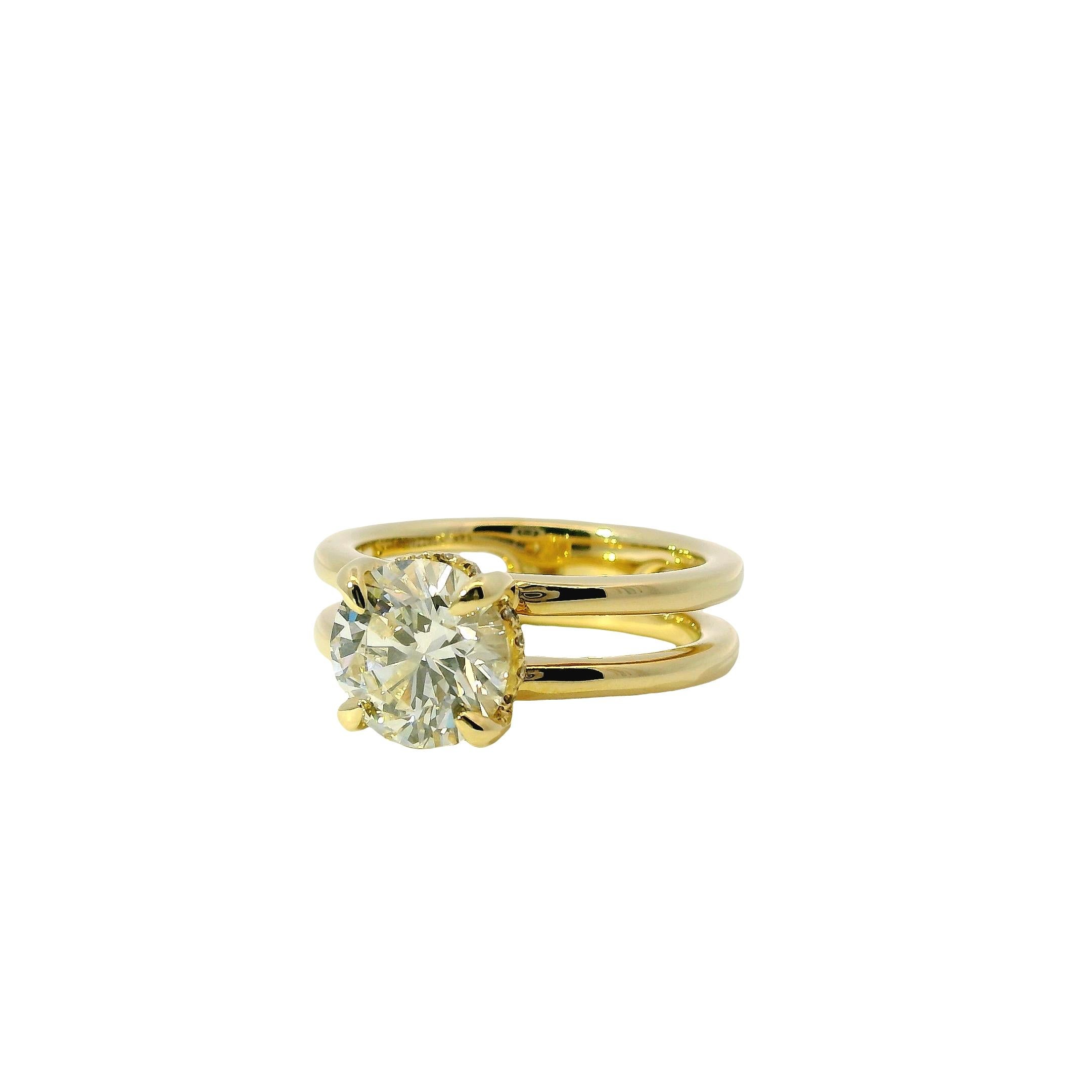 Cette exquise bague de fiançailles est ornée d'un diamant rond naturel de 2,25 carats certifié par le GIA, serti dans un anneau classique et luxueux en or jaune 14k.
Le diamant central est de couleur I et de pureté SI2, offrant un éclat