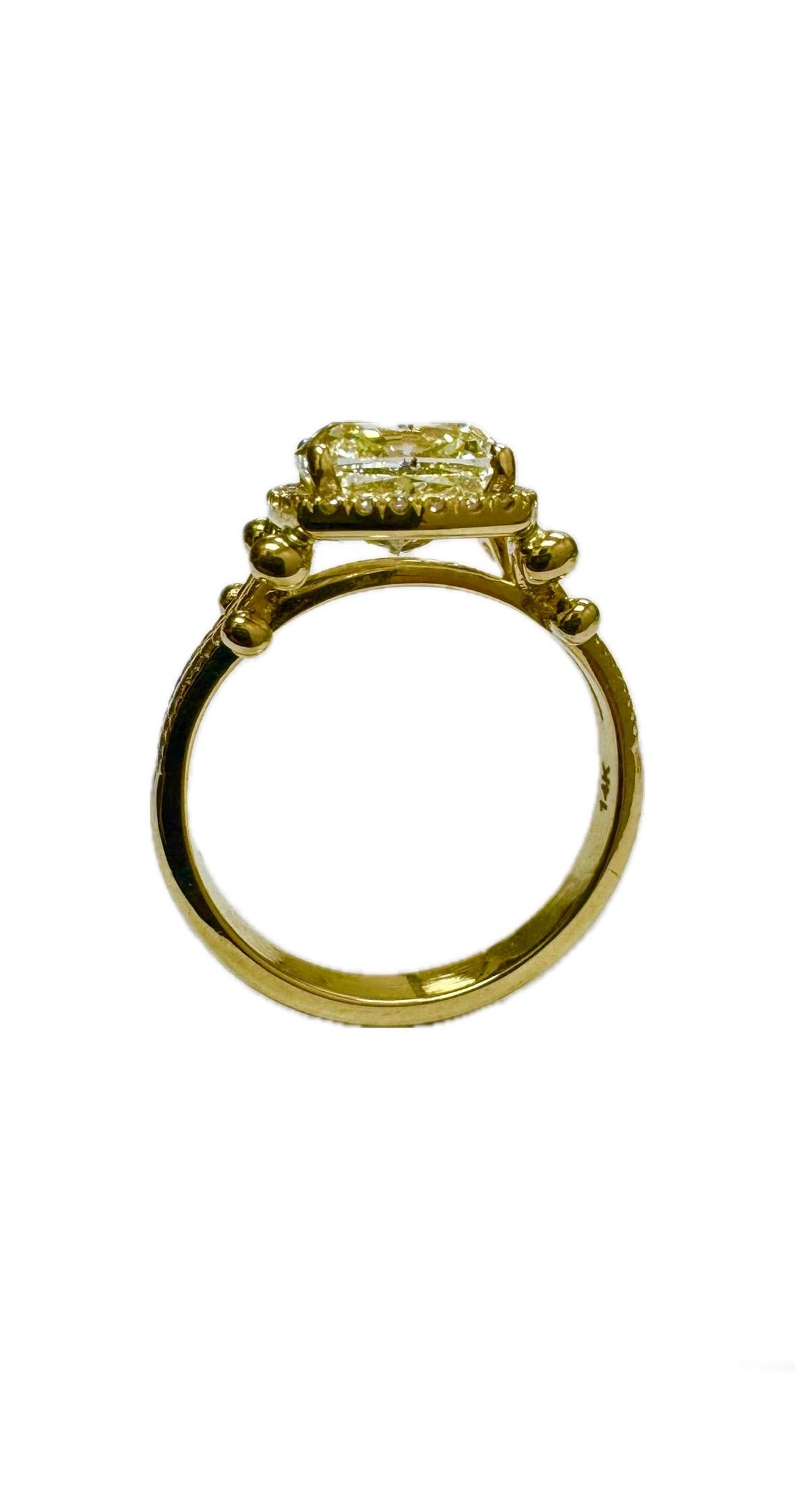 Anello di fidanzamento con diamante taglio cuscino in oro giallo 14K certificato GIA da 2,72 carati in vendita 4