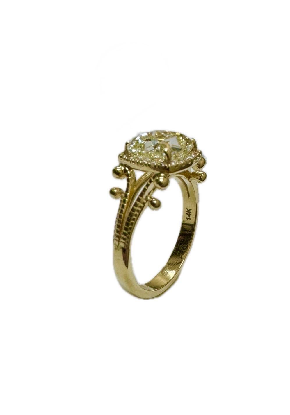 Anello di fidanzamento con diamante taglio cuscino in oro giallo 14K certificato GIA da 2,72 carati in vendita 5