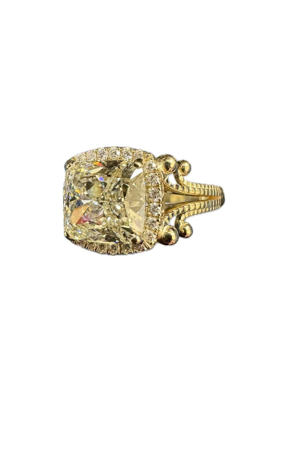 Collezione DeKara Designs

Il nostro ultimo design! Un elegante e brillante anello di fidanzamento con diamanti taglio cuscino certificati GIA, realizzato a mano in oro giallo 14 carati.

Metallo- Oro giallo 14K, .583.

Pietre - Diamante taglio