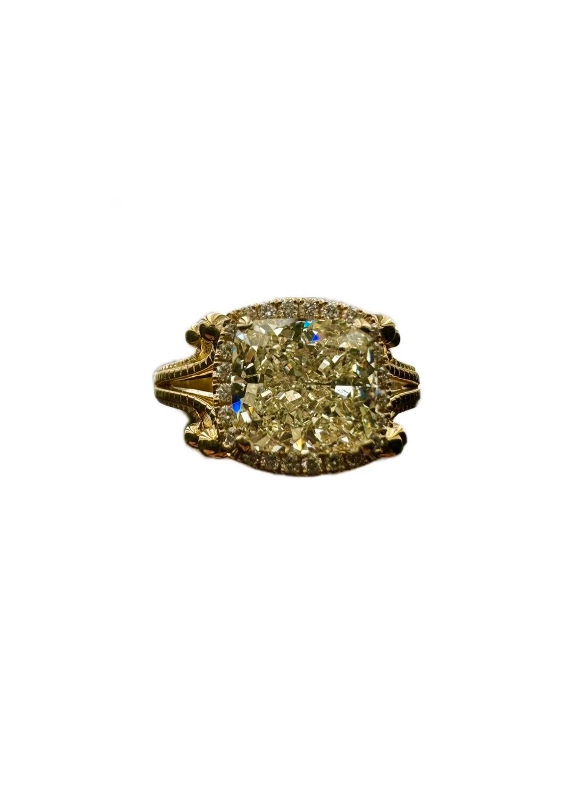 Moderno Anello di fidanzamento con diamante taglio cuscino in oro giallo 14K certificato GIA da 2,72 carati in vendita