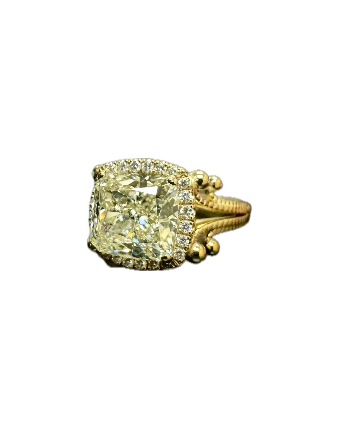 Taglio cuscino Anello di fidanzamento con diamante taglio cuscino in oro giallo 14K certificato GIA da 2,72 carati in vendita