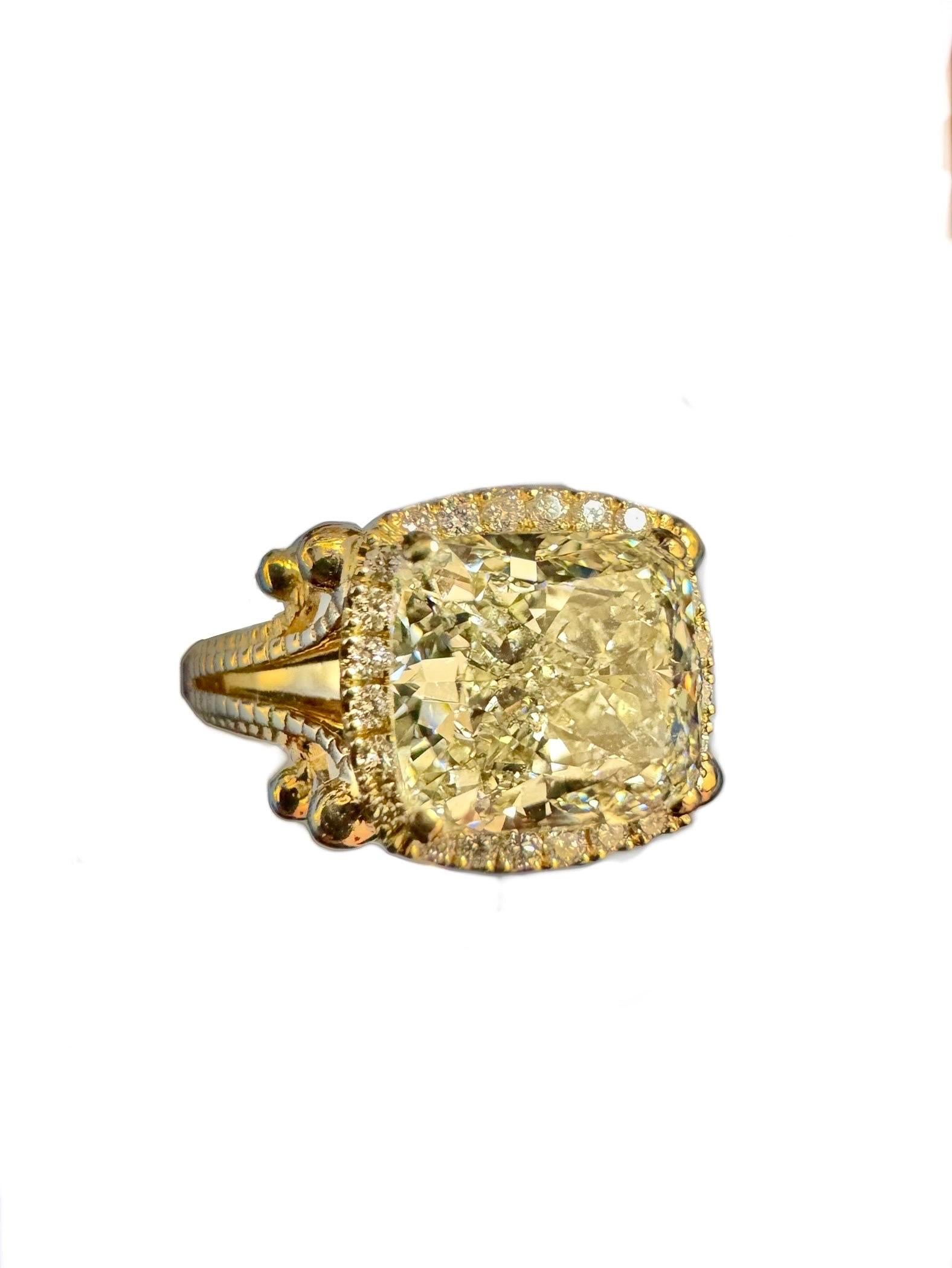 Anello di fidanzamento con diamante taglio cuscino in oro giallo 14K certificato GIA da 2,72 carati in vendita 2