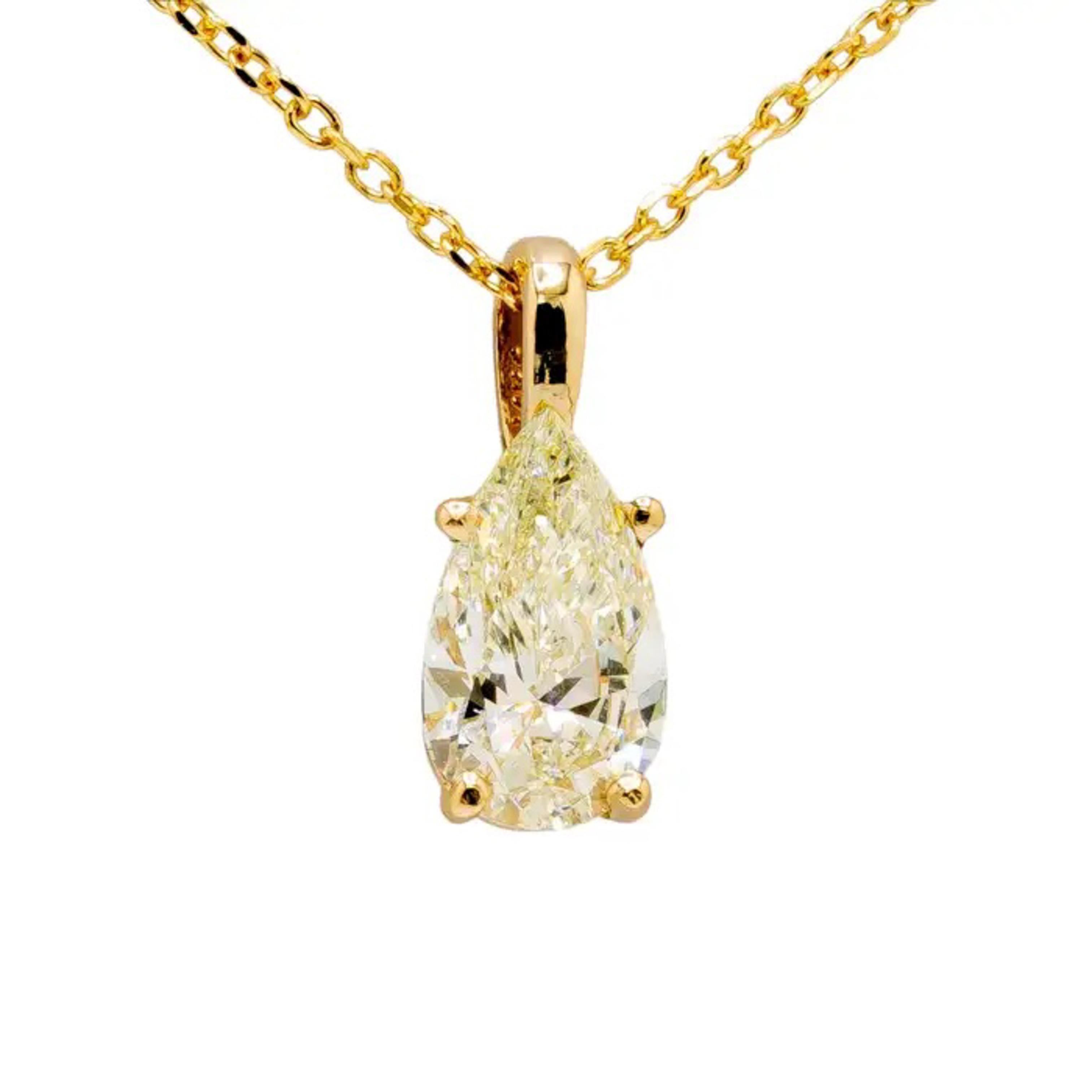 Diese 14-karätige Gelbgold-Kabelkette ist ein zartes und raffiniertes Stück, das sich perfekt dazu eignet, seine herausragende Eigenschaft - einen 1,00ct natürlichen birnenförmigen Diamanten - zu präsentieren. Der Diamant mit dem Farbgrad N und dem