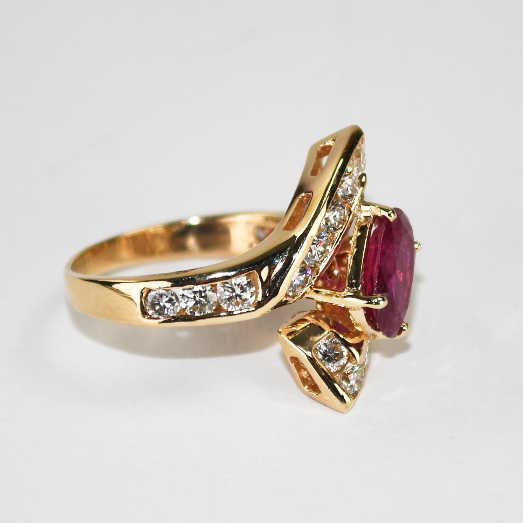 Bague pour dame en or jaune 14k, rubis et diamants.
Estampillé 14k et pèse 6,2 grammes en poids brut.
Le rubis est de forme ovale, de belle couleur rouge, 1,94 carats.
Classé par le GIA, numéro de rapport 6237664419.
Livré avec un certificat