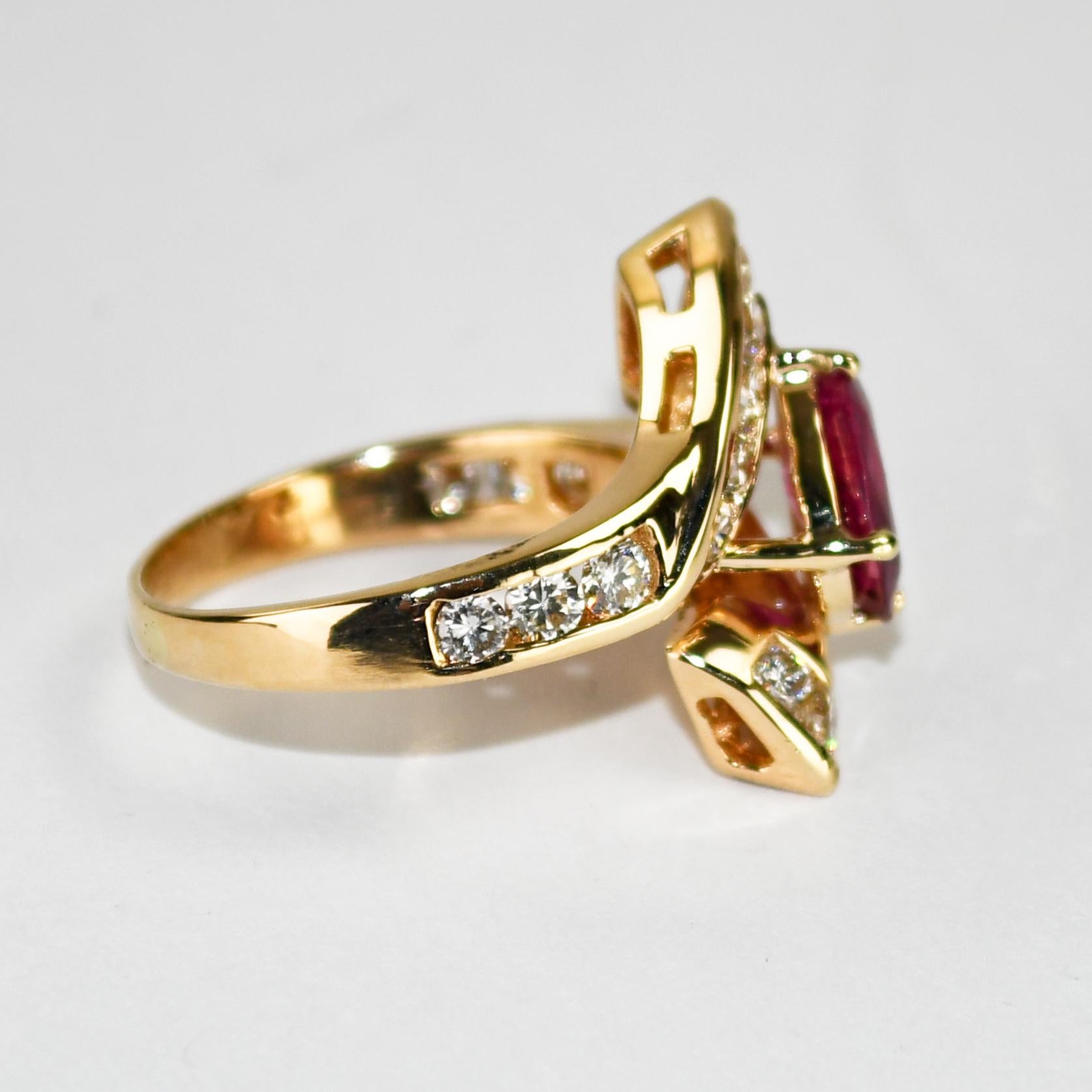 Taille ovale Bague en or jaune 14K certifiée GIA avec rubis et diamants 6.2g en vente