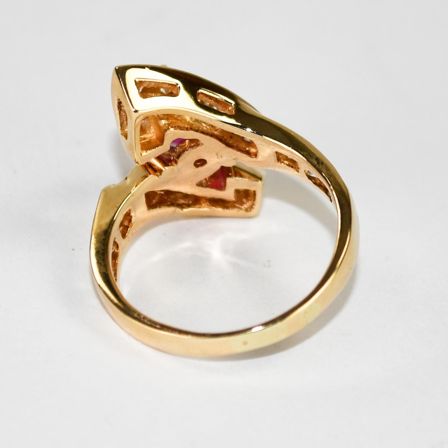 Bague en or jaune 14K certifiée GIA avec rubis et diamants 6.2g Excellent état - En vente à Laguna Beach, CA