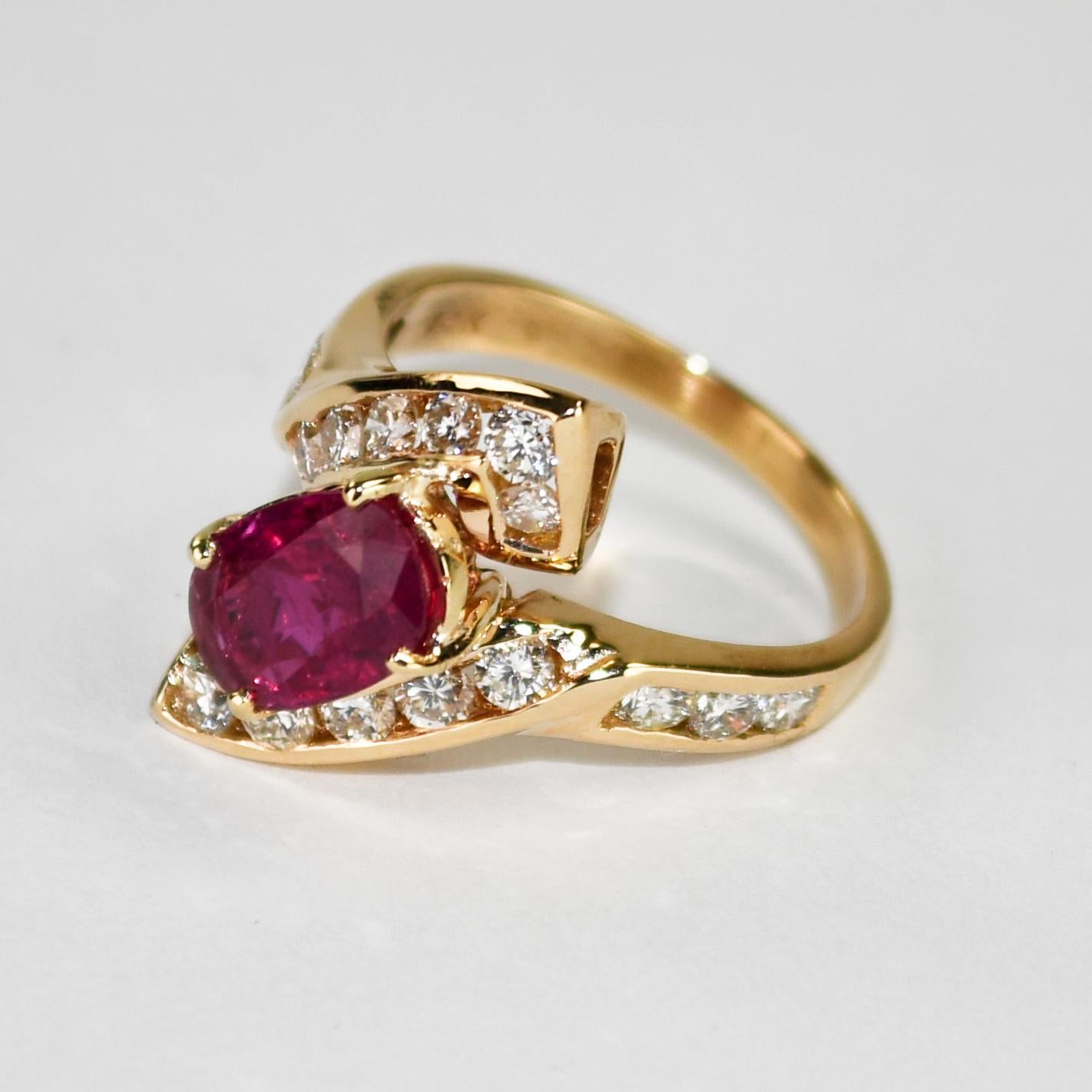 Bague en or jaune 14K certifiée GIA avec rubis et diamants 6.2g en vente 1
