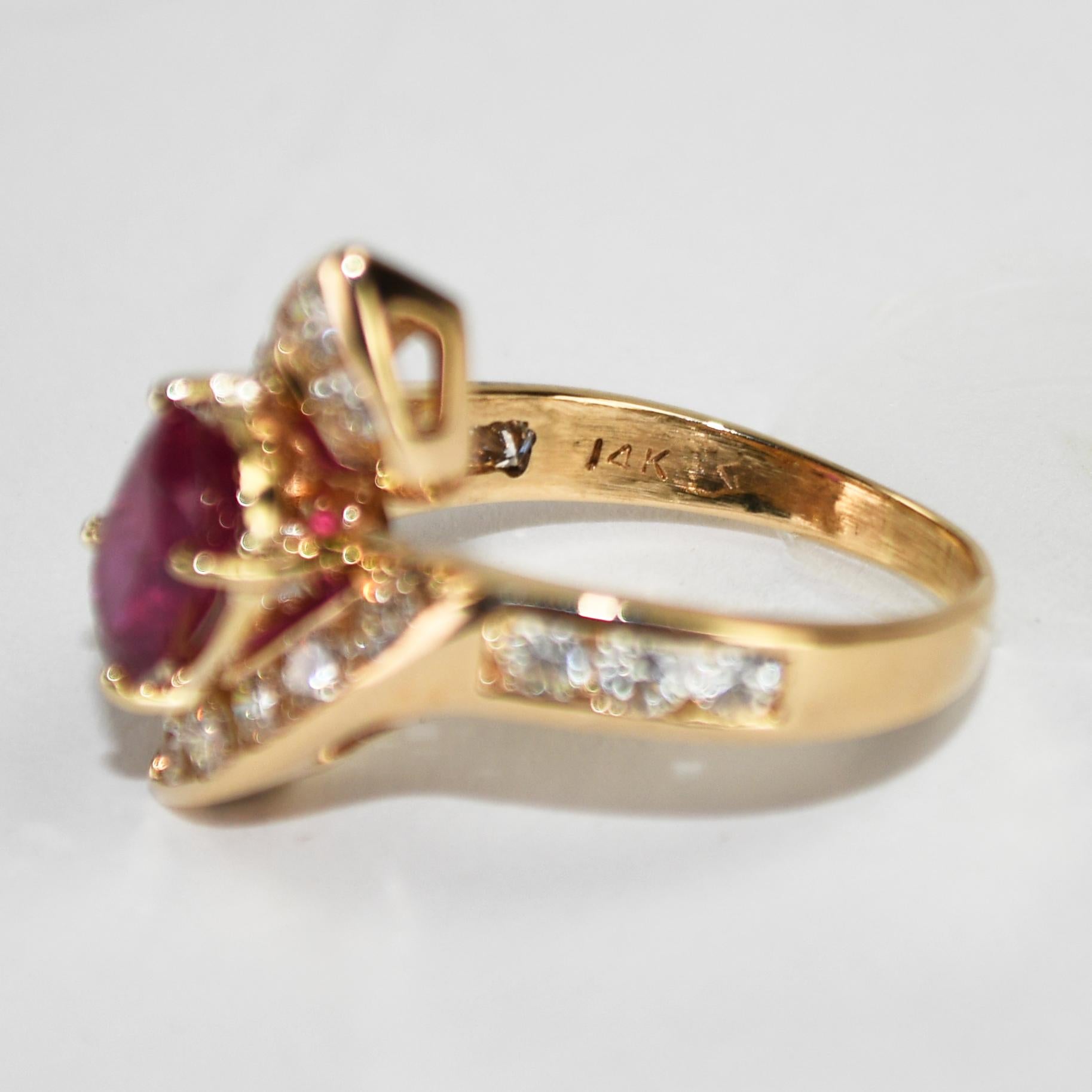 Bague en or jaune 14K certifiée GIA avec rubis et diamants 6.2g en vente 2