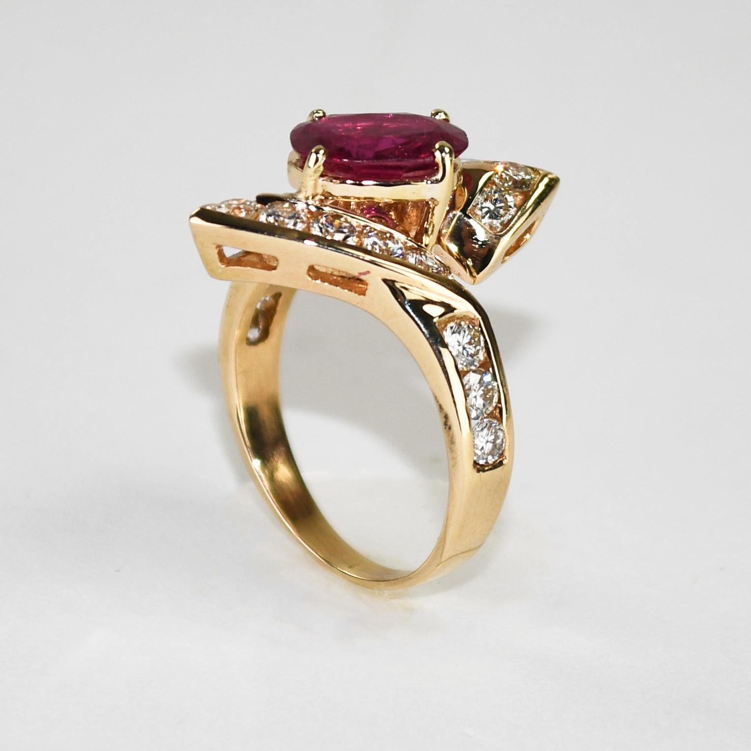 Bague en or jaune 14K certifiée GIA avec rubis et diamants 6.2g en vente 3