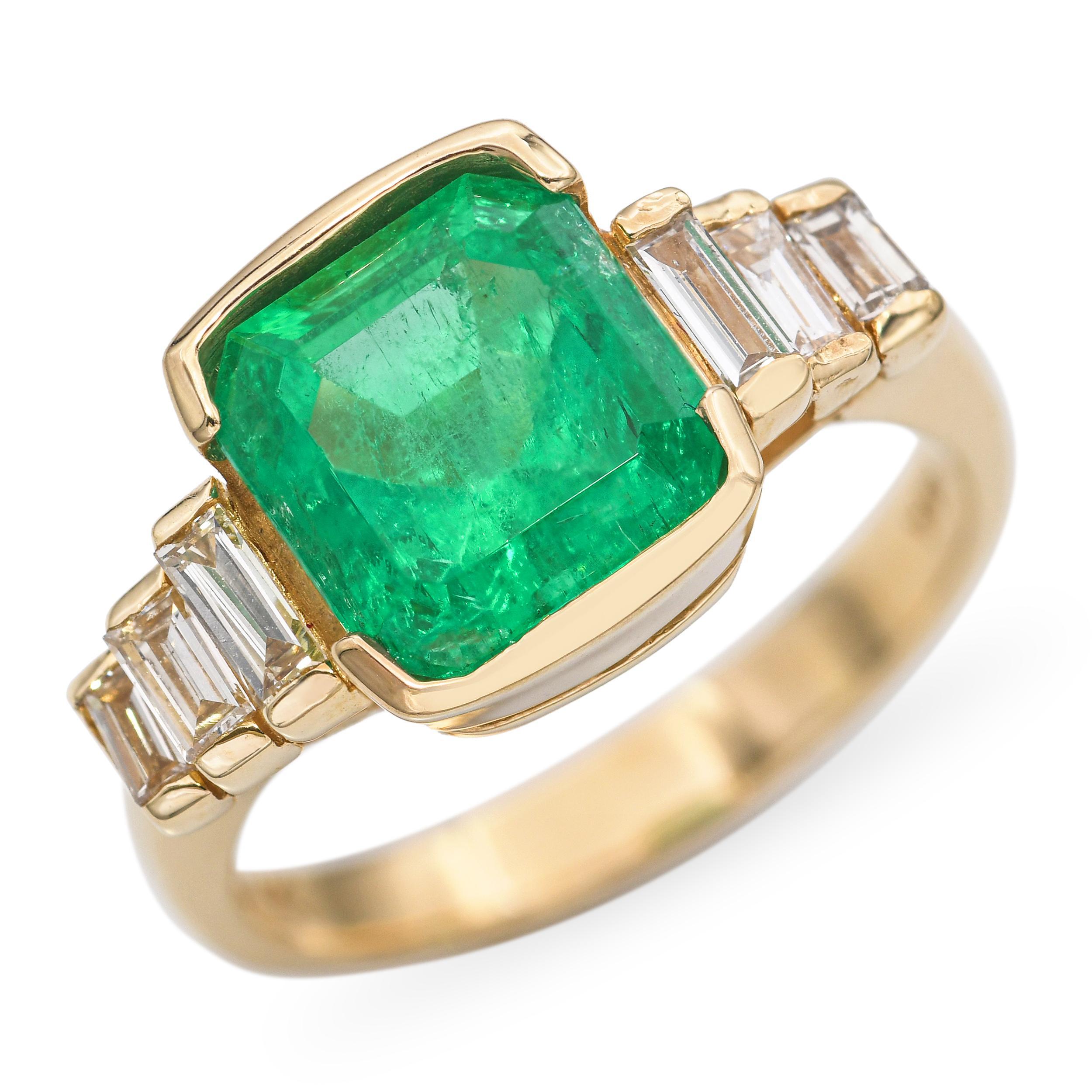 Au cœur de cette bague exceptionnelle se trouve une émeraude colombienne F1 de 2,79 carats certifiée par la GIA, réputée pour sa couleur vert vif et sa clarté remarquable - ce qui est particulièrement rare pour une pierre n'ayant subi qu'un léger