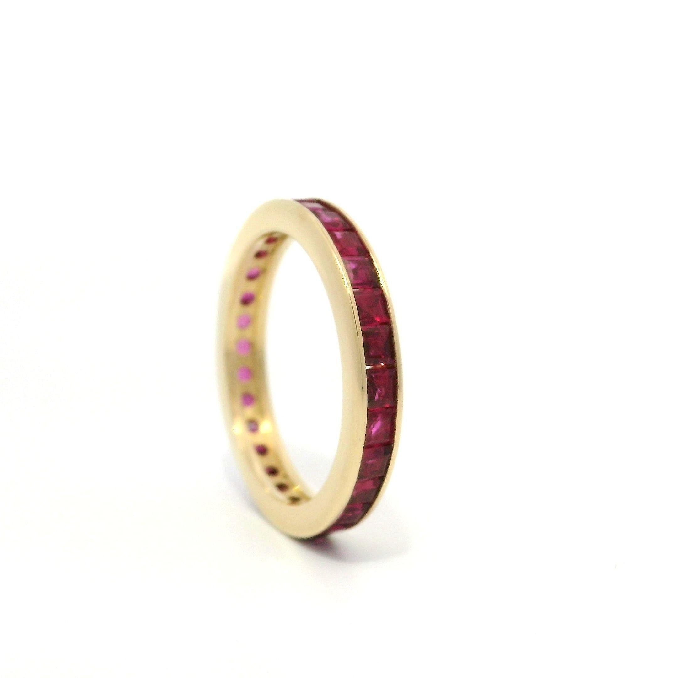 Bague d'éternité en or jaune 14k GIA Square Step Cut Channel Set Ruby 2.9mm Excellent état - En vente à Montclair, NJ