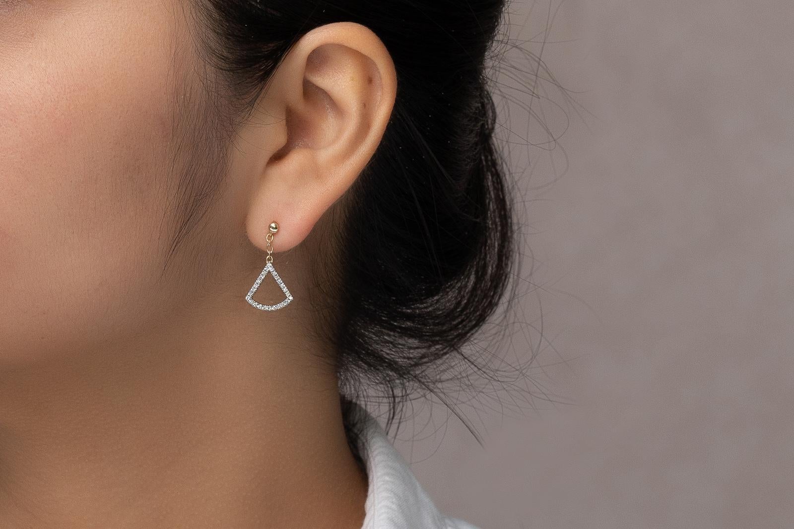 Ces boucles d'oreilles pendantes en diamant s'inspirent des feuilles en forme d'éventail de l'arbre Ginkgo. Ces boucles d'oreilles uniques sont disponibles en or jaune 14K et en or blanc 14K.

Boucles d'oreilles en or jaune 14K à diamant
