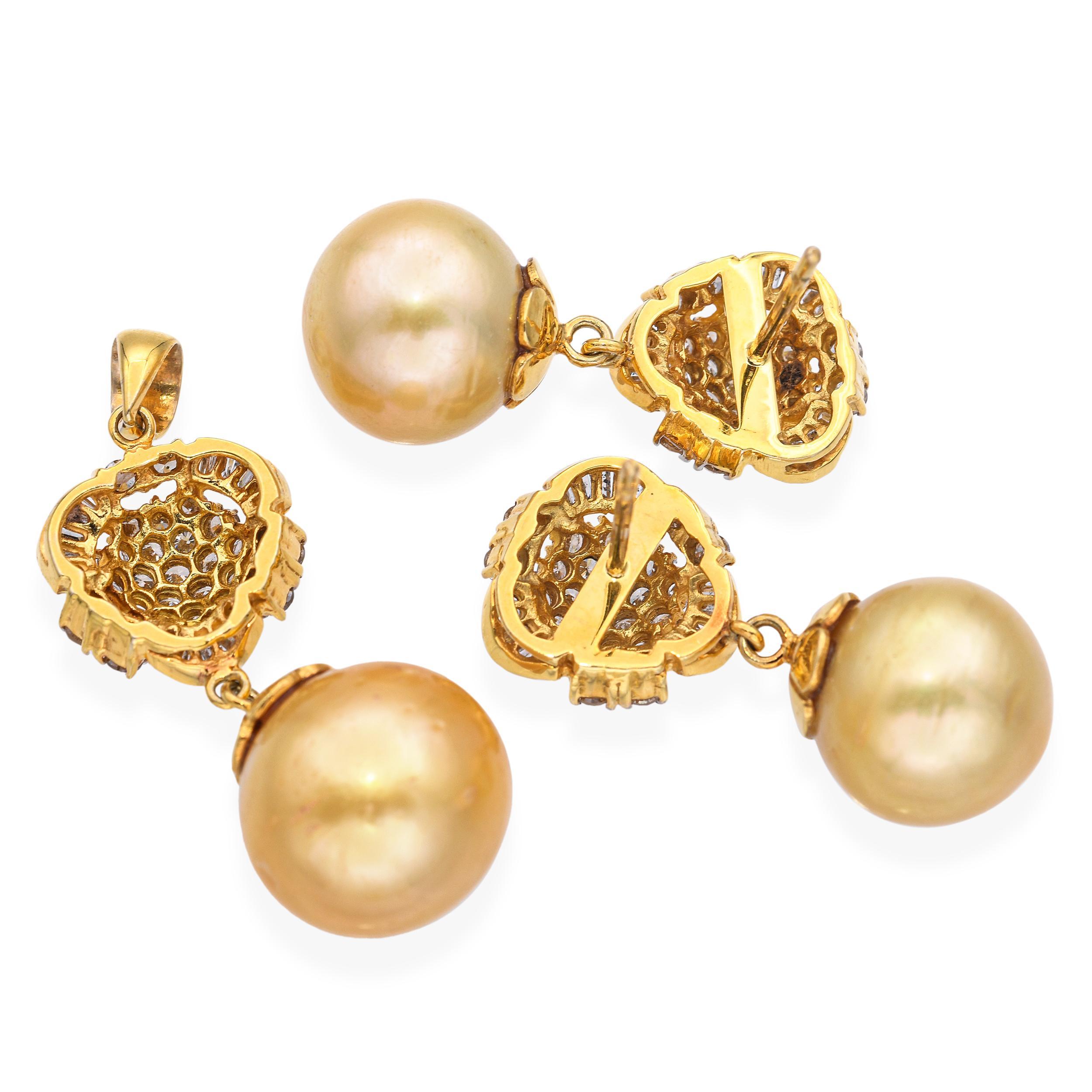 Questa elegante parure vintage è realizzata in oro giallo 14 carati e presenta luminose perle dorate dei Mari del Sud abbinate a scintillanti accenti di diamanti. Gli orecchini e il ciondolo abbinati mettono in risalto la lucentezza naturale delle