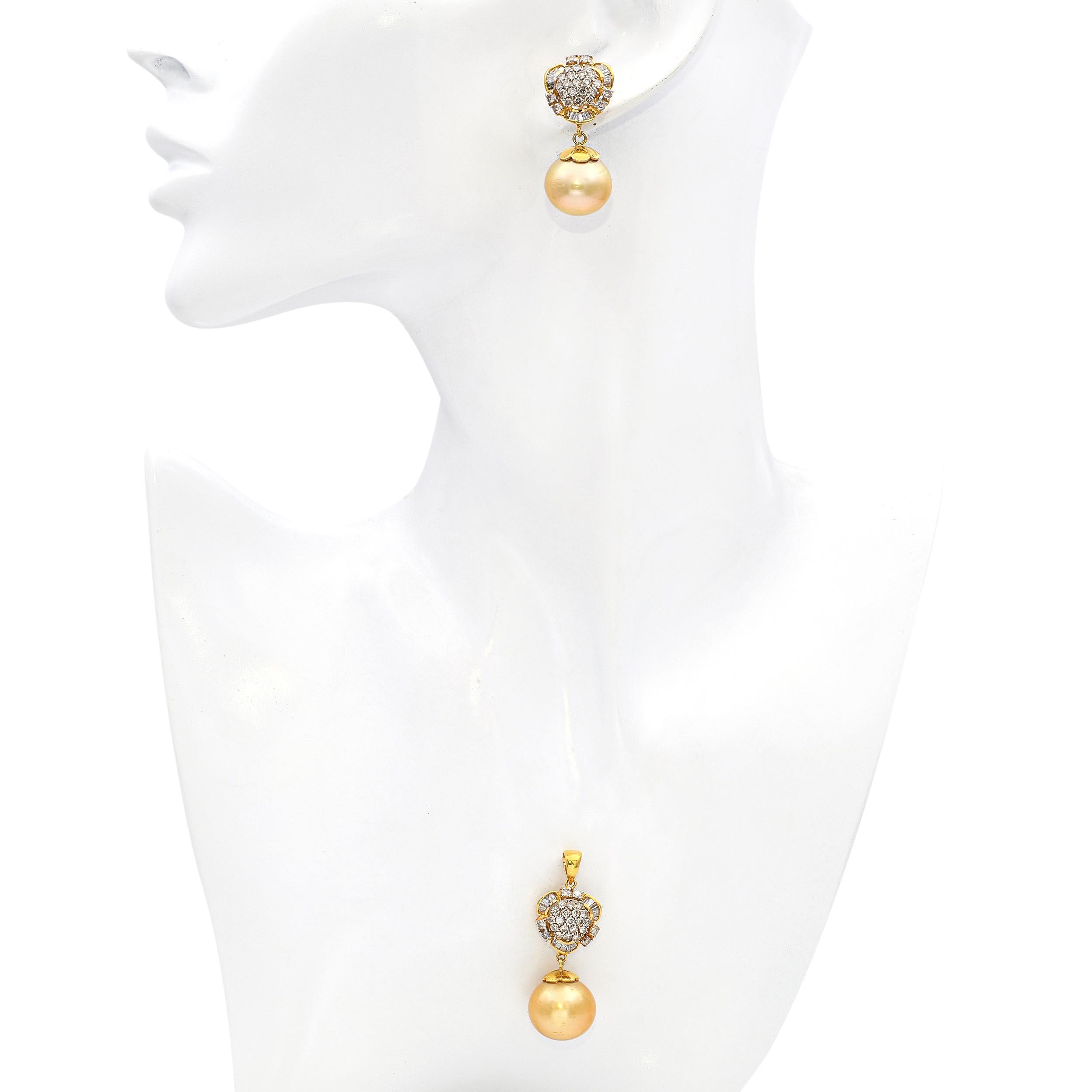 Taglio rotondo Set di orecchini e ciondoli in oro giallo 14k con perle dei mari del sud e diamanti in vendita