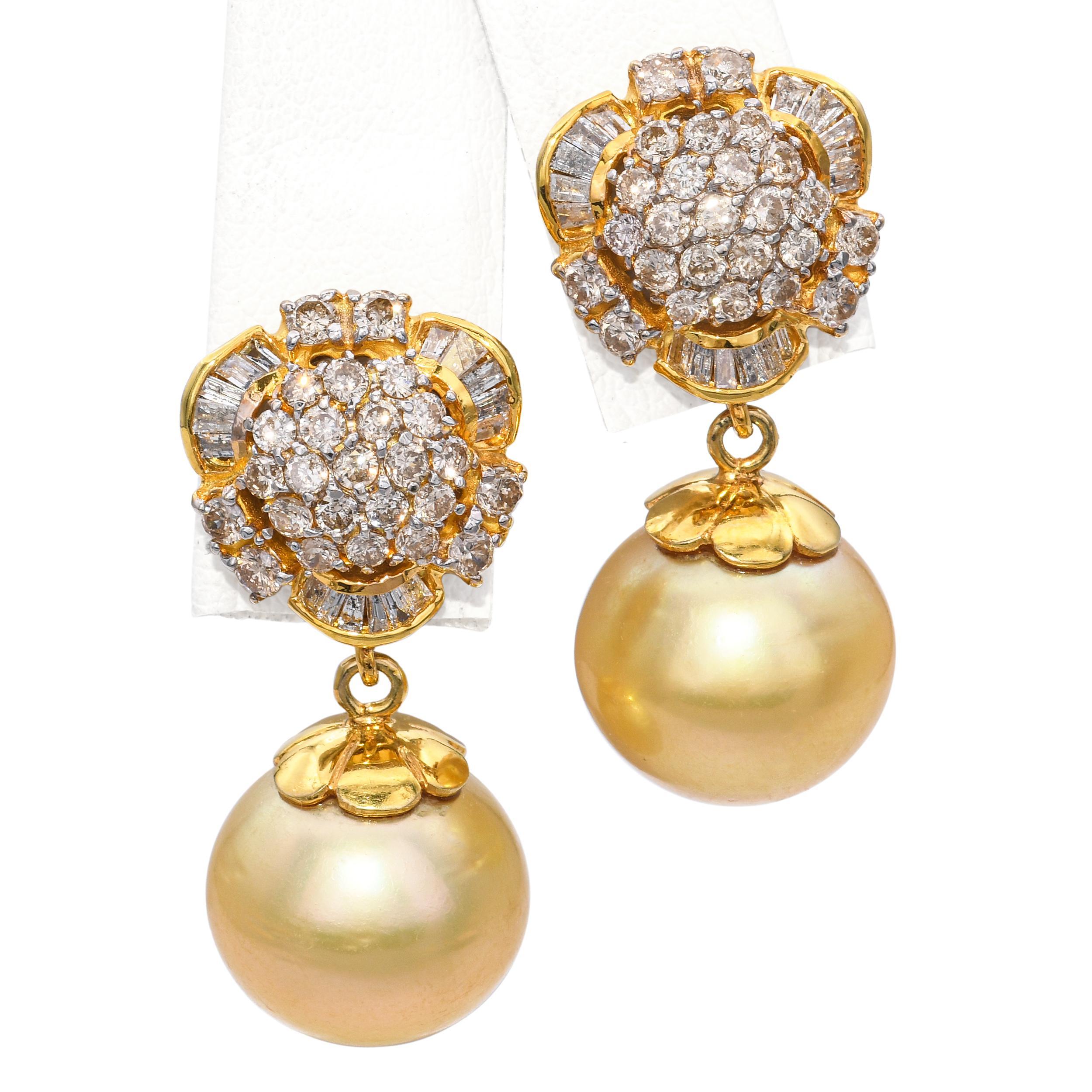 Set di orecchini e ciondoli in oro giallo 14k con perle dei mari del sud e diamanti In condizioni buone in vendita a New York, NY