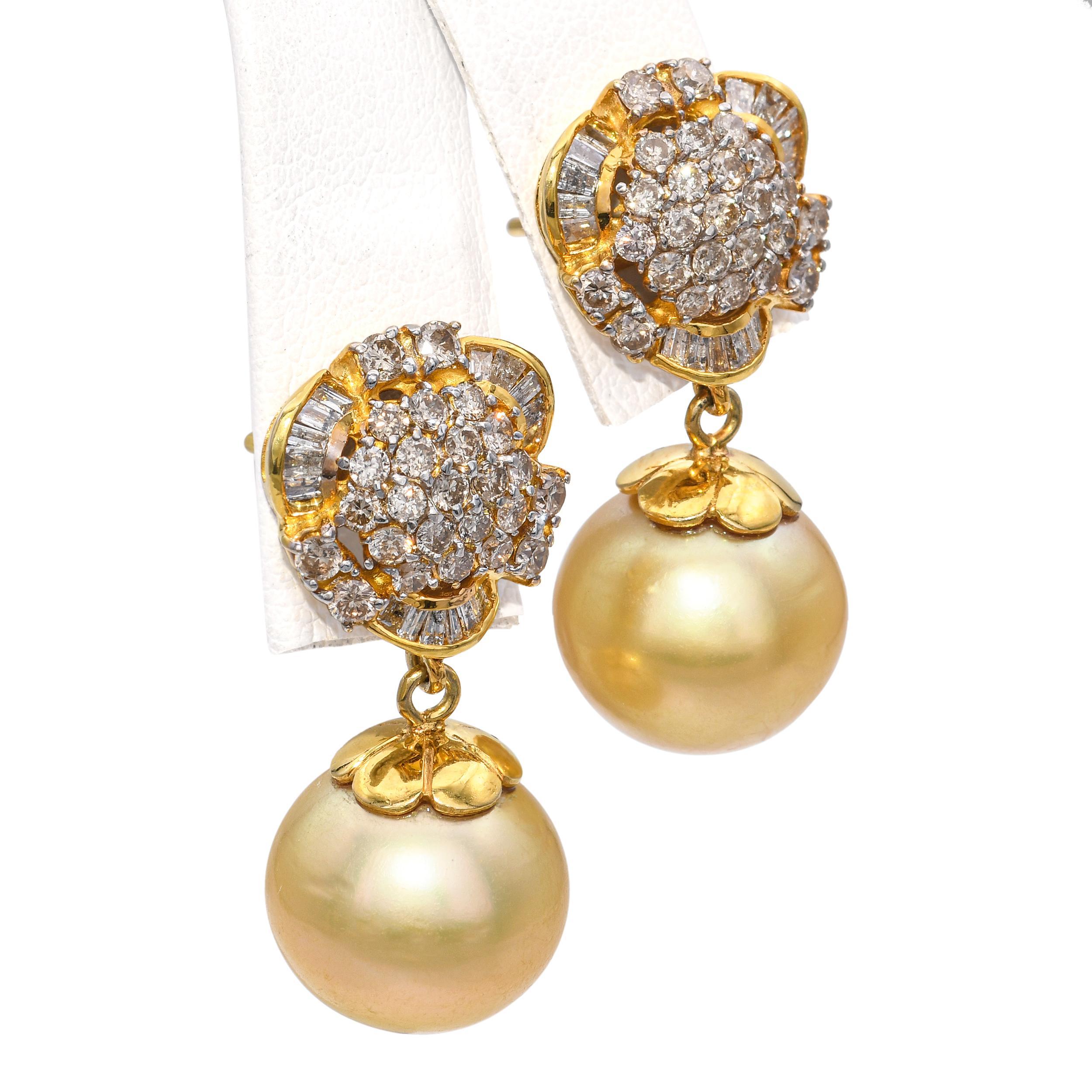 Set di orecchini e ciondoli in oro giallo 14k con perle dei mari del sud e diamanti in vendita 1