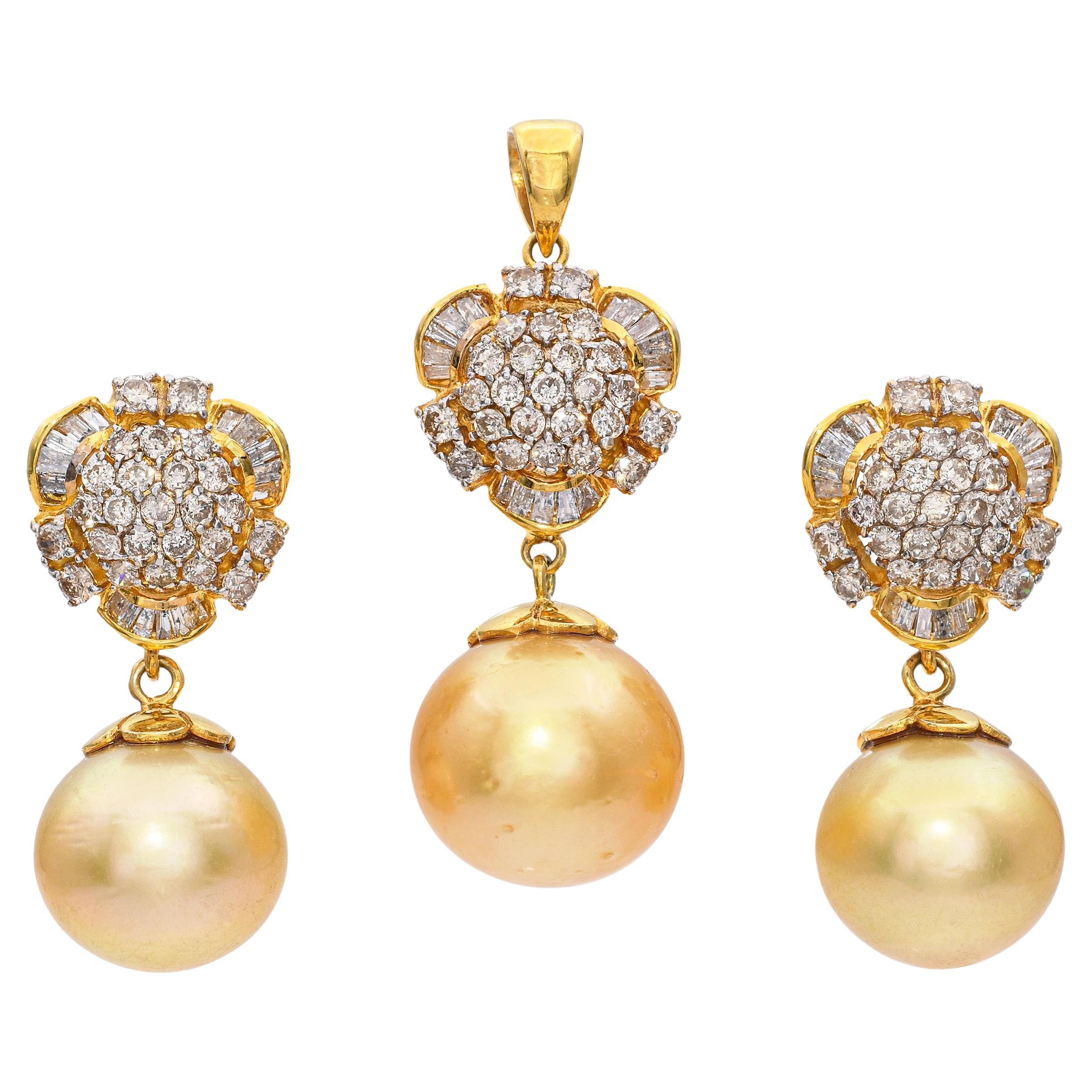 Set di orecchini e ciondoli in oro giallo 14k con perle dei mari del sud e diamanti
