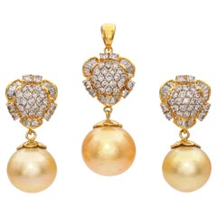 Set di orecchini e ciondoli in oro giallo 14k con perle dei mari del sud e diamanti