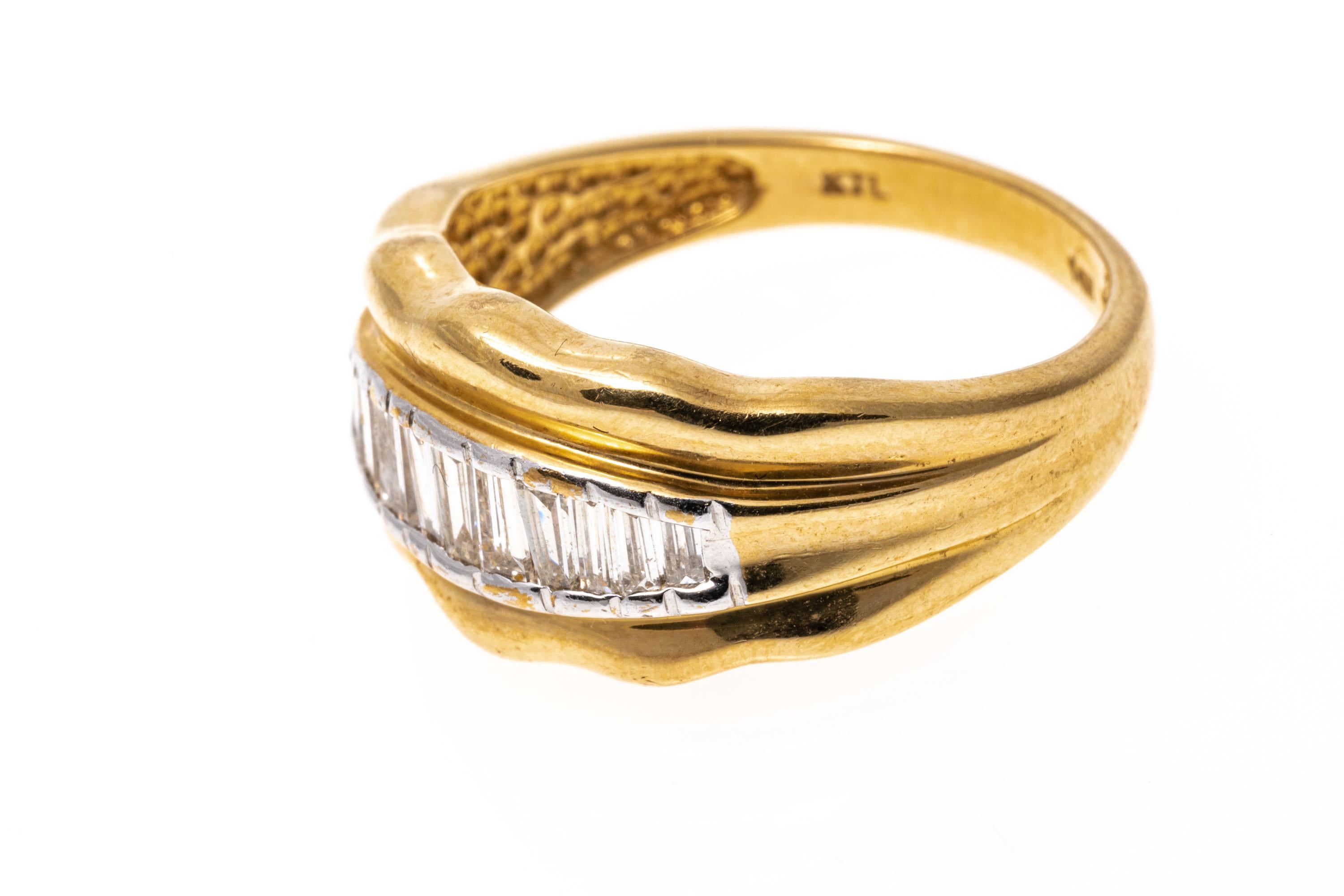 14k Yellow Gold Graduated Baguette Diamond Ring With Scalloped Edge In Good Condition For Sale In Southport, CT