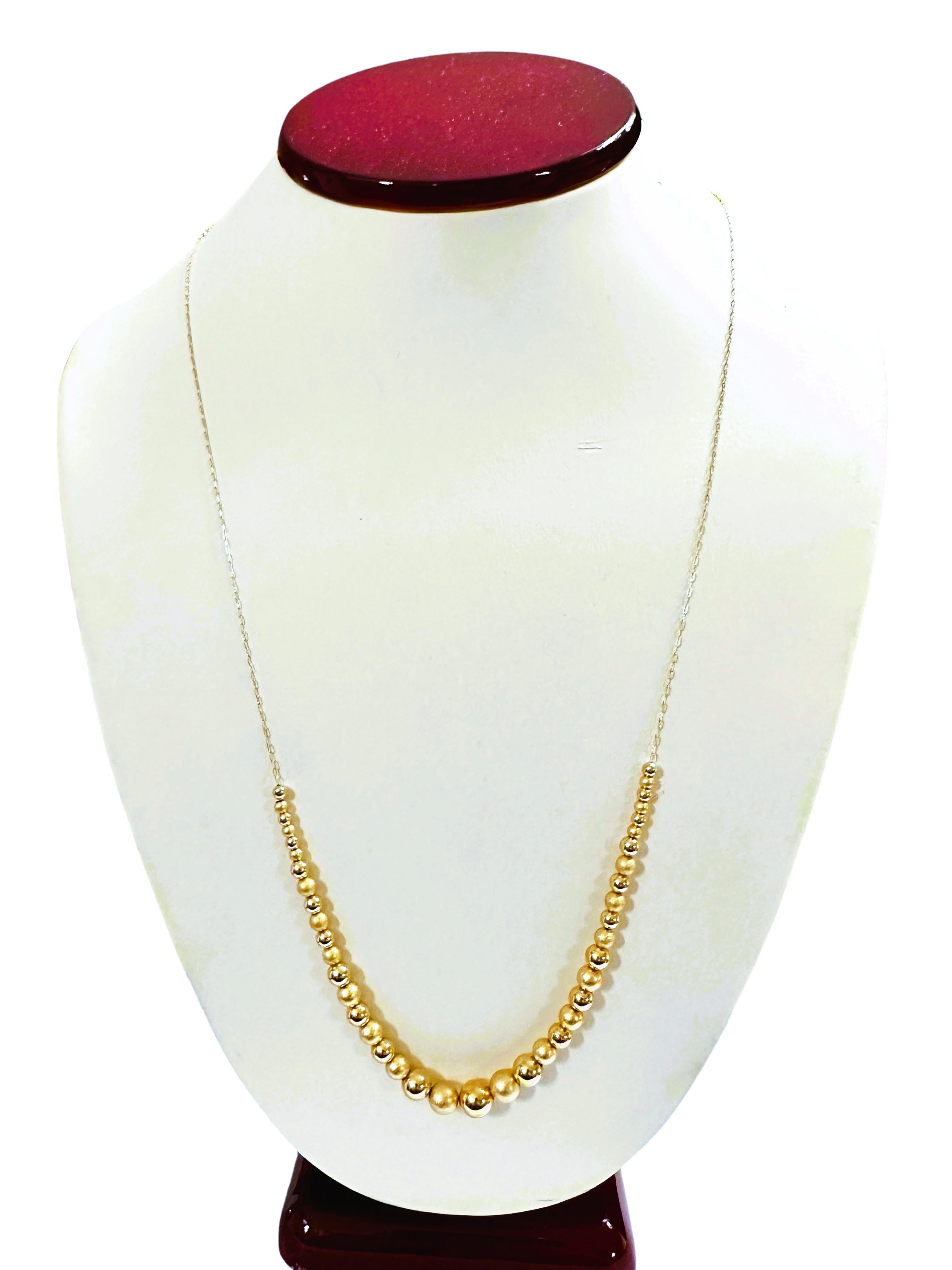 Was für eine schöne Halskette.  Die Perlen wechseln zwischen hochglanzpoliertem Gold und mattem Gold, was ihm ein wunderschönes Aussehen verleiht.  Für die Frauen, die längere Halsketten lieben, ist dies perfekt für Sie.  Die Halskette ist 24 Zoll