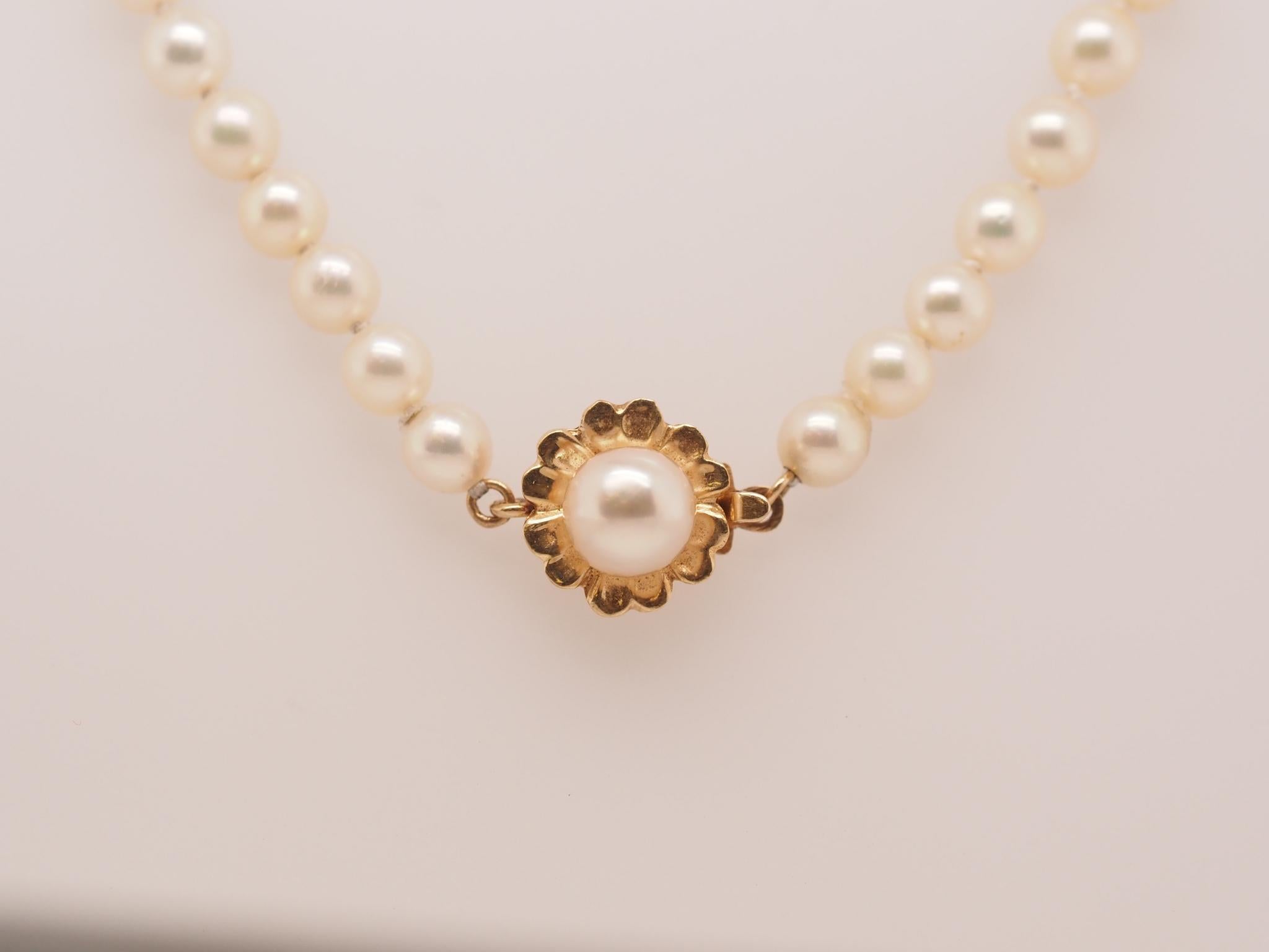 14K Yellow Gold Graduating Pearl Necklace In Good Condition For Sale In Atlanta, GA