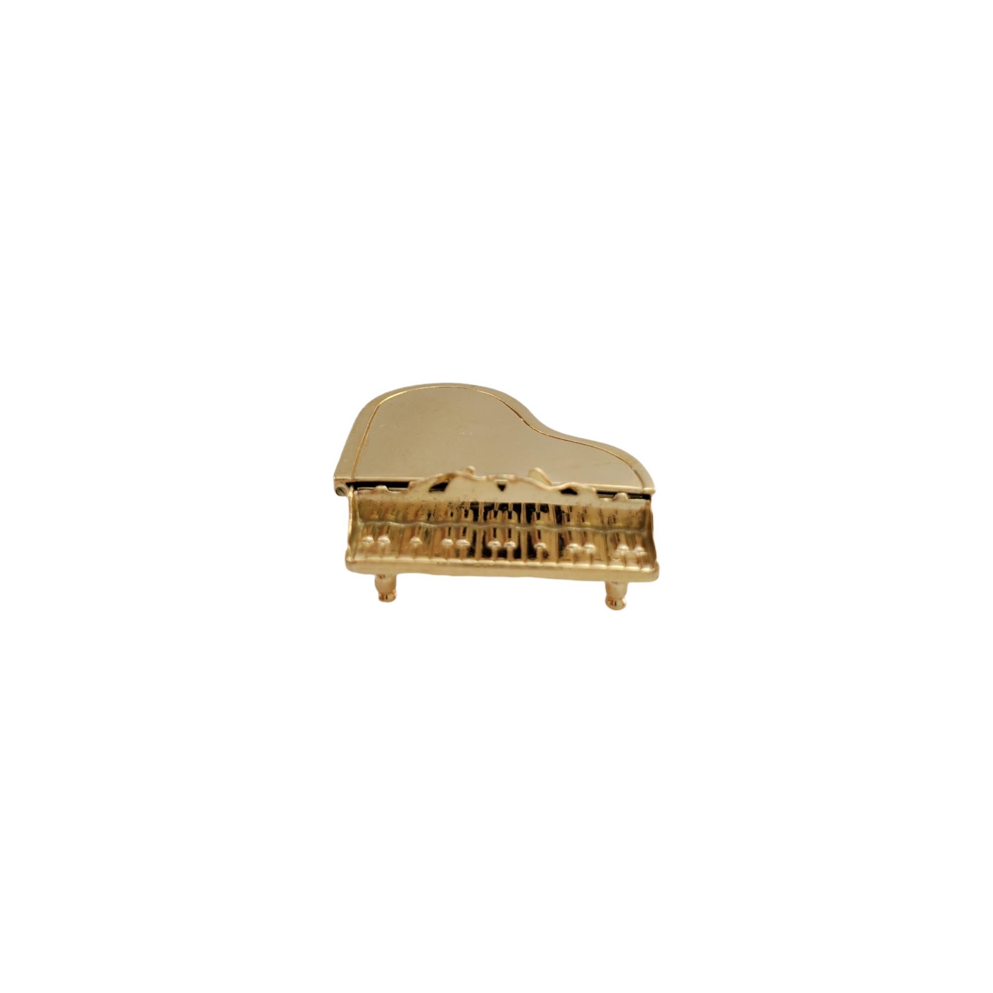 Vintage 14K Yellow Gold Grand Piano Charm 

You'll love this beautiful yellow gold grand piano charm! 

Size: 4.58mm X 21.36mm

Weight: 6.5 gr /  4.1dwt

Hallmark: 14K

Very good condition, professionally polished.

Will come packaged in a gift box