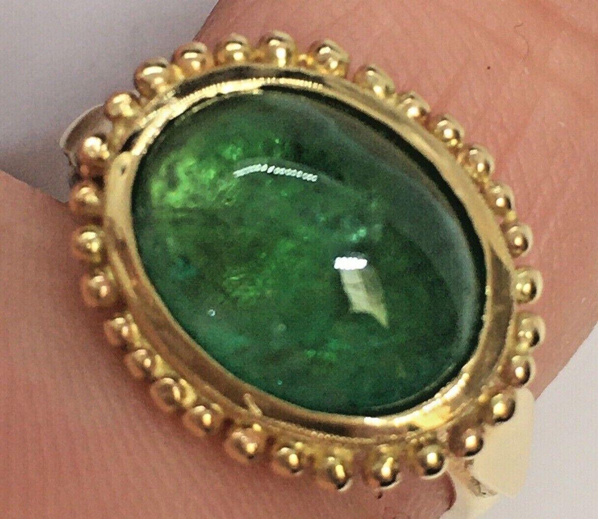 14K Gelbgold Granulierter Halo Natürliche Erde abgebauter Smaragd Damen Cocktail Ring


Natürliche Erde abgebaut Smaragd, keine Verbesserungen, 12mm von 8mm Cabochon Cut, Gewicht 5 Karat
Ring-Gewicht 6,4 Gramm
Fingergröße 7
Handgefertigte