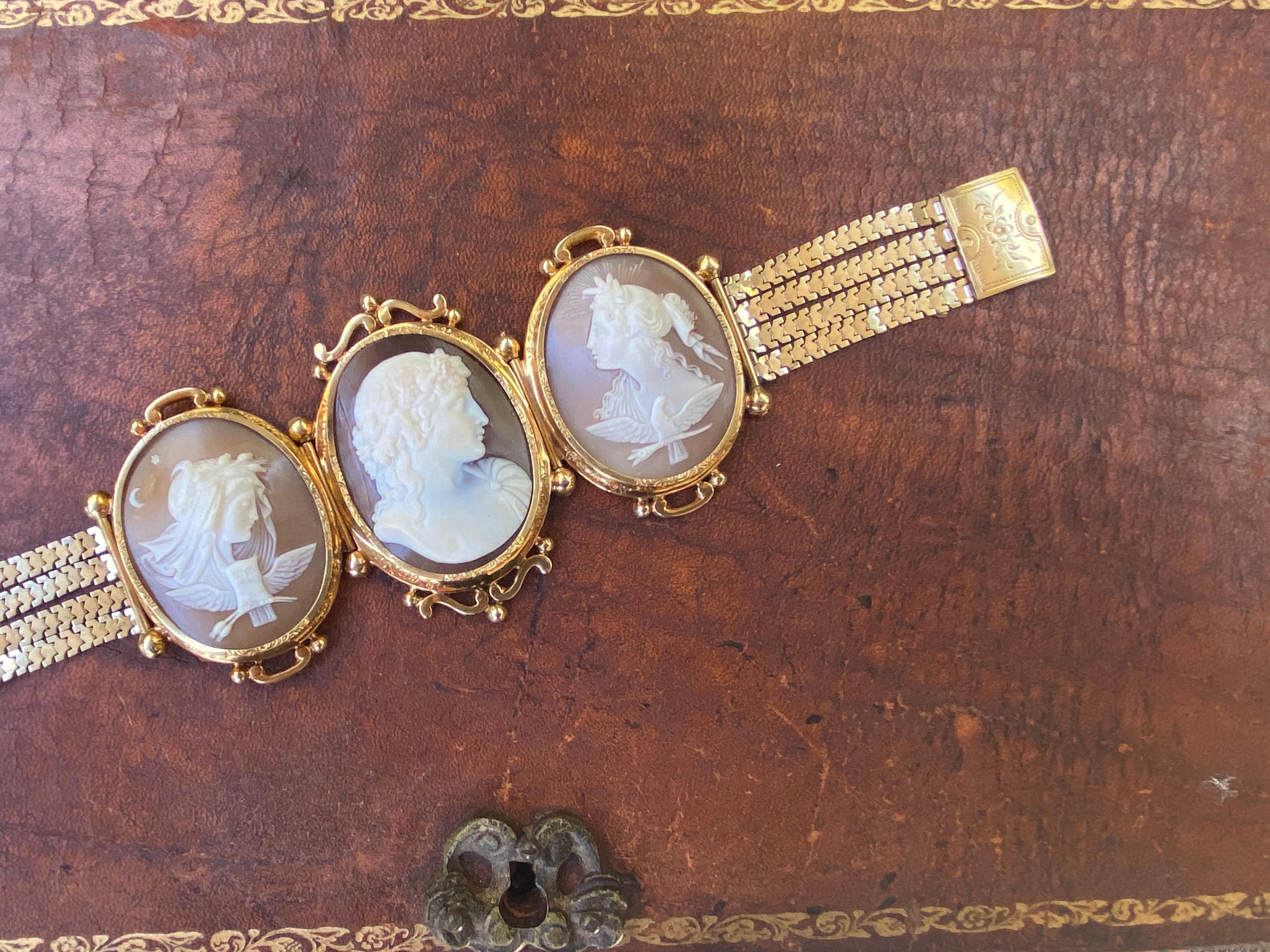 Bracelet camée grecque BACCHUS, NYX, HEMERA en or jaune 14 carats sculpté à la main en vente 4
