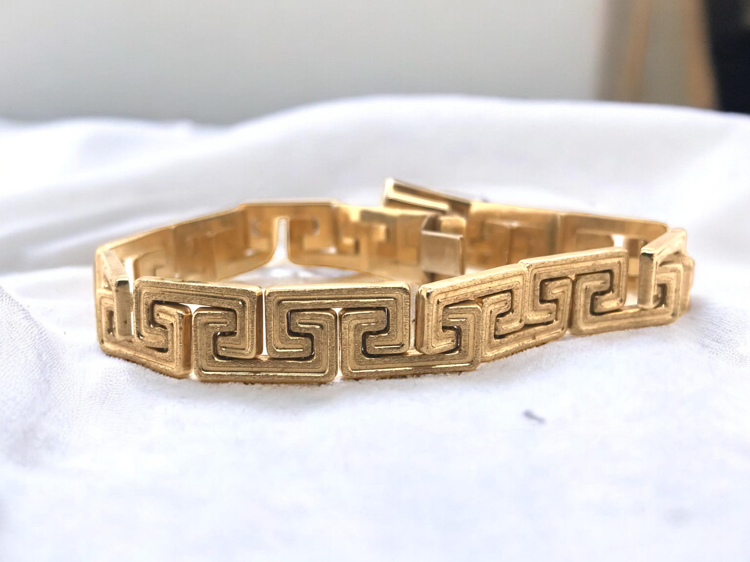 Wir lieben das einzigartige Design dieser Schönheit!
Perfekt zum alleinigen Tragen oder zum Stapeln.

Armbänder Details
MATERIAL: 14K Gelbgold
Breite: 8,8 mm
Länge: 7 Zoll
Gewicht: 11,9 Gramm

Artikel: 768TMV8-9M