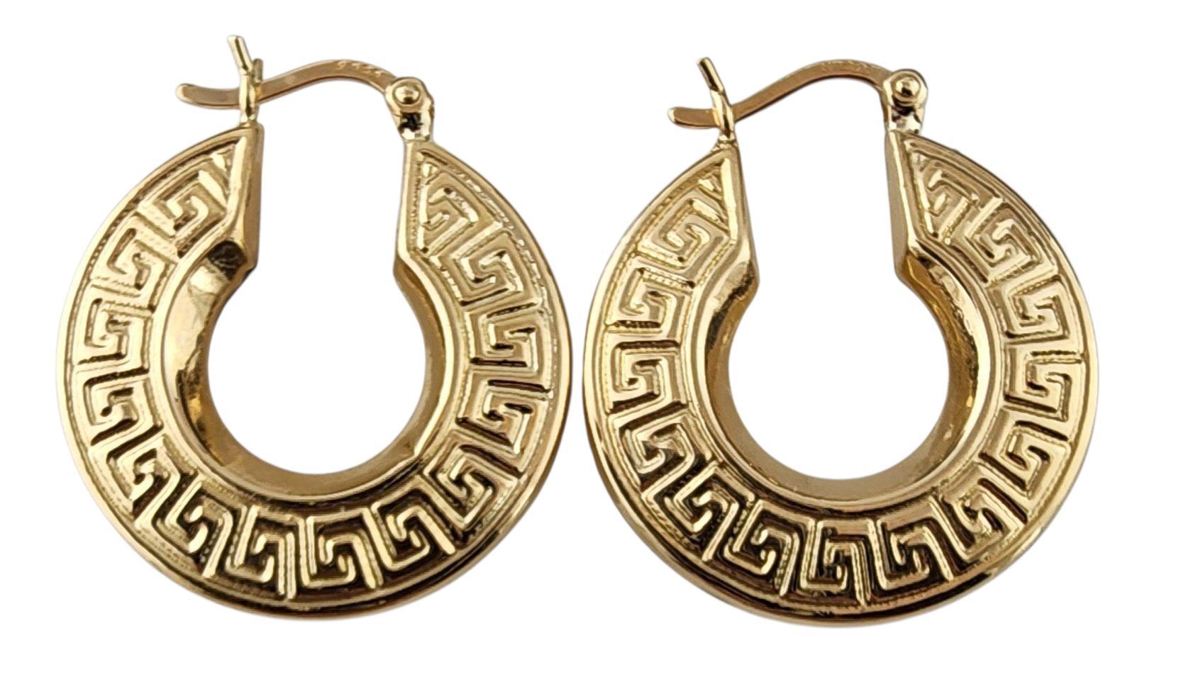 Orecchini a cerchio con motivo a chiave greca in oro giallo 14k.

Realizzati con maestria in oro giallo 14 carati, questi cerchi presentano l'iconico motivo della Chiave Greca, simbolo di eternità, unità e bellezza senza tempo.

Marchio di garanzia: